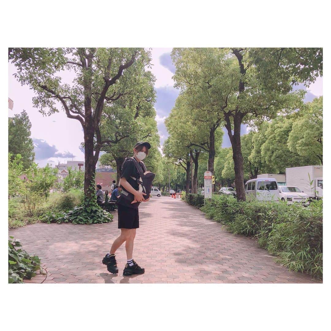 前原穂高のインスタグラム：「昨日今日は営業がお休みなので 久しぶりに家族との時間😍 初めて抱っこ紐したよー！！ 抱っこ紐から見える子どもってたまんない可愛さだね 梅雨だから外に出られないと思ってたけど 2日間とも晴れてよかった☀️ ㅤㅤㅤ #抱っこ紐デビュー #桜太2ヶ月になりました」