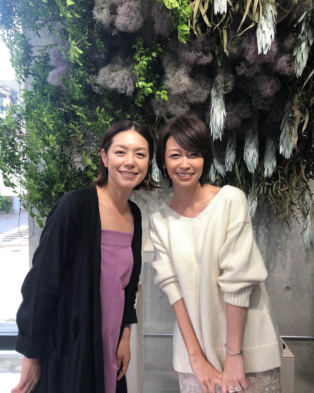 加藤紀子のインスタグラム：「辺見えみりちゃんが手掛けるブランド“OUTERSUNSET”展示会へ。 綺麗なデザイン、触り心地良し素材、えみちゃんの素敵こだわりいっぱいでどれもこれも欲しくなりましたよ〜✨☺️✨ #outersunset #辺見えみりちゃん」