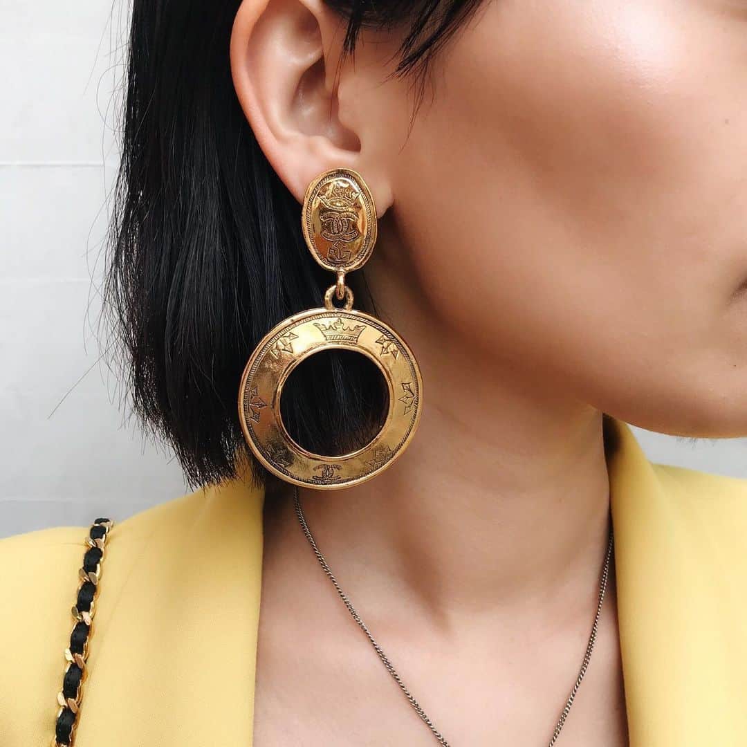 Vintage Brand Boutique AMOREさんのインスタグラム写真 - (Vintage Brand Boutique AMOREInstagram)「Vintage Chanel hoop drop earrings. ▶︎Free Shipping Worldwide✈️ ≫≫≫ DM for more information 📩 info@amorevintagetokyo.com #AMOREvintage #AMORETOKYO #tokyo #Omotesando #Aoyama #harajuku #vintage #vintageshop #ヴィンテージ #ヴィンテージショップ #アモーレ #アモーレトーキョー #表参道 #青山 #原宿#東京 #chanel #chanelvintage #vintagechanel #ヴィンテージ #シャネル #ヴィンテージシャネル #amoreomotesando #アモーレ表参道  #amorewardrobe #アモーレワードローブ」6月18日 17時23分 - amore_tokyo