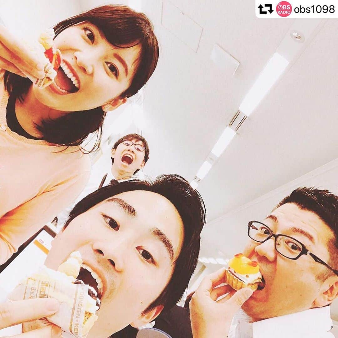 渡邉敬大さんのインスタグラム写真 - (渡邉敬大Instagram)「優しい先輩に囲まれて幸せです…😋 #repost @obs1098 ・・・ アナウンス部のオフショット✨ みんなでケーキをいただきました！ 美味しいケーキもみんなで食べると さらに美味しい😍 . とっても仲のいいアナウンス部です(^^) . （羨ましそうな顔をしていますが ちゃんと賎川アナも ケーキを持っています笑） （山崎唯衣） 何枚か撮ったあと みんなもくもくと食べました🍰✨ . #obs #大分放送 #アナウンサー #村津孝仁 #賎川寛人 #山崎唯衣 #渡邉敬大#OBS#OBSラジオ#radiko#ラジコ#radikoプレミアム#このラジオがヤバい」6月18日 17時25分 - obs_watanabe_keita