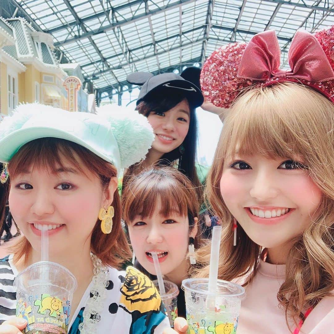 小出真保さんのインスタグラム写真 - (小出真保Instagram)「ただただ 東京ディズニーランド🏰に行ってきた！！🎆 京葉線からこの格好でキメた💙水色メイン。次は赤にしたいな。  天気に恵まれ スナック玉ちゃん 芸人仲間 ごちゃ混ぜメンバーに恵まれ とても楽しい夏の思い出。 さようなら夏。 🌞 #tdl #ディズニーランド #disney」6月18日 17時28分 - mahokoide