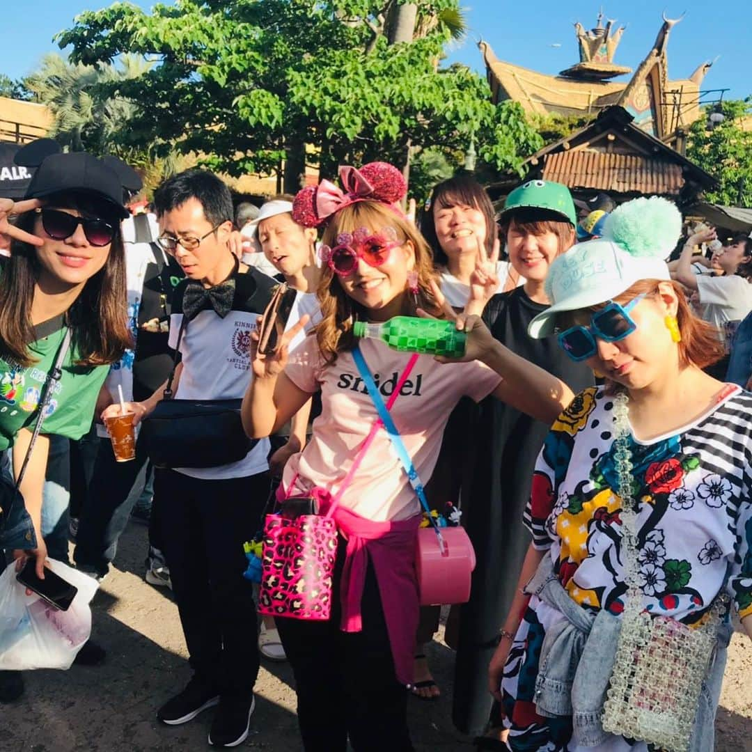 小出真保さんのインスタグラム写真 - (小出真保Instagram)「ただただ 東京ディズニーランド🏰に行ってきた！！🎆 京葉線からこの格好でキメた💙水色メイン。次は赤にしたいな。  天気に恵まれ スナック玉ちゃん 芸人仲間 ごちゃ混ぜメンバーに恵まれ とても楽しい夏の思い出。 さようなら夏。 🌞 #tdl #ディズニーランド #disney」6月18日 17時28分 - mahokoide