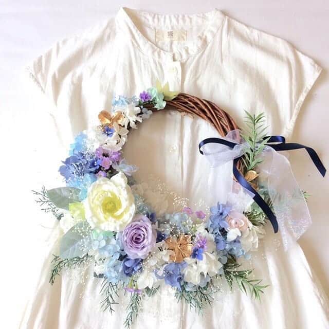 東京堂アーティフィシャルフラワーMAGIQのインスタグラム：「・ 💒MAGIQ キャンペーン💍 【ウェディングキャンペーン】 💫💫💫💫💫💫💫💫💫💫💫💫 👑【入賞】発表❗️👑 ✳️💫Congratulations🏆💫✳️ 🎊おめでとうございます🎉🎊 ・ Photo by @whitebirch 👏👏👏 ・ 💫💫💫💫💫💫💫💫💫💫💫💫 素敵な写真タグ付けして、キャンペーンに投稿していただきありがとうございます🙇 ・ 素敵な写真を共有させて頂きます♪ ・ これからも @magiq.jp  をよろしくお願いいたします。 ・ 🔸🔸🔸🔸🔸🔸🔸🔸🔸🔸🔸🔸 【ウェディングキャンペーン ご参加頂きました皆様】 キャンペーンへのご参加頂き、 誠にありがとうございました🙇‍♂️ ・ 今後も、キャンペーンは続きますので次回キャンペーンも参加よろしくお願い致します🙇‍♂️ ・ #MAGIQ#MAGIQのある暮らし#TOKYODO#東京堂#アーティフィシャルフラワー#アーティフィシャル#フラワー#アートフラワー#造花#花のある暮らし#花のある生活 #花好きな人と繋がりたい#フラワーデザイン#フラワーアレンジメント#フラワーアレンジ#アレンジメント#キャンペーン#ウェディング#ウェディングブーケ#ナチュラルウェディング#プレ花嫁#アーティフィシャルフラワーブーケ#ウェディングブーケ#artificialflower#artificial#wedding#bouquet」