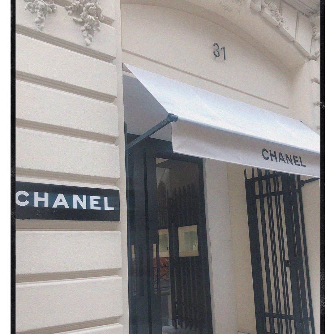 山内遥さんのインスタグラム写真 - (山内遥Instagram)「. .  行きたかったCHANEL本店🕊 本店限定の白い箱とショッパー 特別感があって嬉しいな🕊🕊 憧れのCHANELパリ本店でした♡ . .  #chanel#paris#france #シャネル#パリ#フランス」6月18日 17時38分 - haruka__yamauchi
