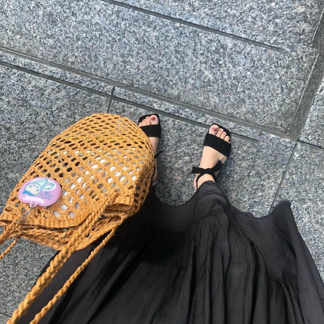 近藤千尋のインスタグラム：「@ajuga.shop  インスタライブ ありがとうございました🙇‍♀️💗 ヒルナンデス!も📺 ありがとうございました🥰✨ ぺたんこのサンダルでも 足の甲が見えてるとスッキリ見える から大好きです😍🥿 さて、お迎えへ🏫✨」