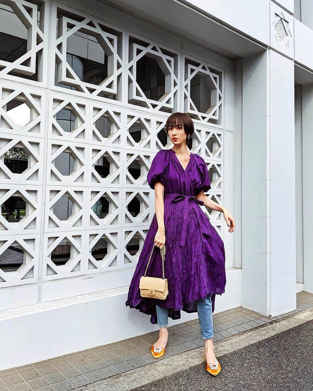 ソンイのインスタグラム：「大人レディなワンピにデニムを合わせてカジュアルに🍇💜🍇💜﻿ ﻿ ワンピのアシンメトリーな裾デザインも際立つし、私の身長だと丈感短めになるならデニムが丁度良い具合に見えていい感じ🍸﻿ パープル × イエローの組み合わせ好きなんだぁ💜💛 ﻿ 🍇ワンピース : @casa_fline﻿ 🐣デニム : @moussyofficial﻿ 🍇フラットシューズ : @yelloshoes_official﻿ 🐣バッグ : @chanelofficial﻿ 🍇ピアス : @akte_official」