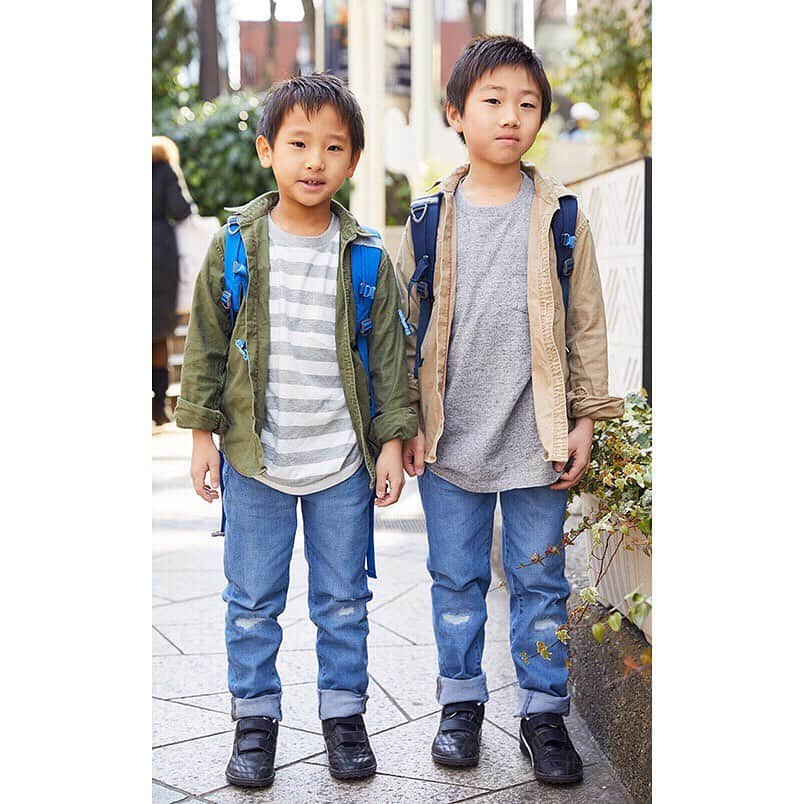 ハグマグ編集部さんのインスタグラム写真 - (ハグマグ編集部Instagram)「【HugMug SNAP】 デニムのオールインワンのワンポイントにスカーフを使用。それに合わせてソックスの赤もチラ見せ。 . 大和田尚子さん＆奏真くん・8歳、優真くん・7歳 . ［mama］ Overall：#fellisimo Hat：#urbanresearch Sneaker：#puma . ［soma］ Shirt：#uniqlo T-shirt：#uniqlo Pants：#uniqlo Sneaker：#puma . ［yuma］ Shirt：#uniqlo T-shirt：#uniqlo Pants：#uniqlo Sneaker：#puma . 詳しいコーディネートは、プロフィールから「mercidays by HugMug」をCHECK！ . #親子スナップ #snap #hugmug #ハグマグ #親子雑誌 #ママ雑誌 #mamacofashionsnap #ママファッション #ママコーデ #ママコーディネート #親子コーデ #おやこーで #リンクコーデ #親子リンクコーデ #大人カジュアル #今日のコーデ #kidsfashion #キッズコーデ #デニムコーデ」6月18日 17時33分 - hugmug_insta