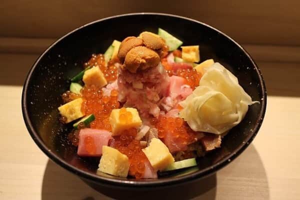 レッツエンジョイ東京さんのインスタグラム写真 - (レッツエンジョイ東京Instagram)「.﻿ ✩★------------------﻿ 朝限定！﻿ 寿司ネタと同じ食材で作る贅沢モーニング﻿ ------------------✩★﻿ ﻿ 「SUSHI TOKYO TEN、（スシトウキョウテン）新宿店」で提供されている絶品「バラちらし」✨﻿ ﻿ ネタは日替わりで鮮度バツグンの旬の魚介が約10種類使われます🤩﻿ この日は、マグロ、ブリ、金目鯛、なかおち、ヒラメなど…😍﻿ 鮮度の良さとうま味は、感動ものです💕﻿ ﻿ 朝から優雅な気分に浸ってみてはいかがでしょうか？﻿ ﻿ 🍣：SUSHI TOKYO TEN、新宿店﻿ 📍：新宿﻿ 詳細はアカウントトップから﻿ 👉@lets_enjoytokyo﻿ ﻿ #レッツエンジョイ東京 #ぐるなび ﻿ #おでかけ #トキメキ女子 ﻿ #SUSHITOKYOTEN﻿ #スシトウキョウテン ﻿ #バラちらし﻿ #ちらし寿司﻿ #寿司 #sushi #sushitime ﻿ #和食 #海鮮 #寿司好き ﻿ #食べるの好きな人と繋がりたい﻿ #グルメ好きな人と繋がりたい﻿ #東京グルメ #グルメ部﻿ #グルメ女子 #グルメ巡り﻿ #贅沢 #モーニング #朝食﻿ #東京モーニング﻿ #NEWoMan﻿ #新宿 #shinjuku」6月18日 17時35分 - lets_enjoytokyo