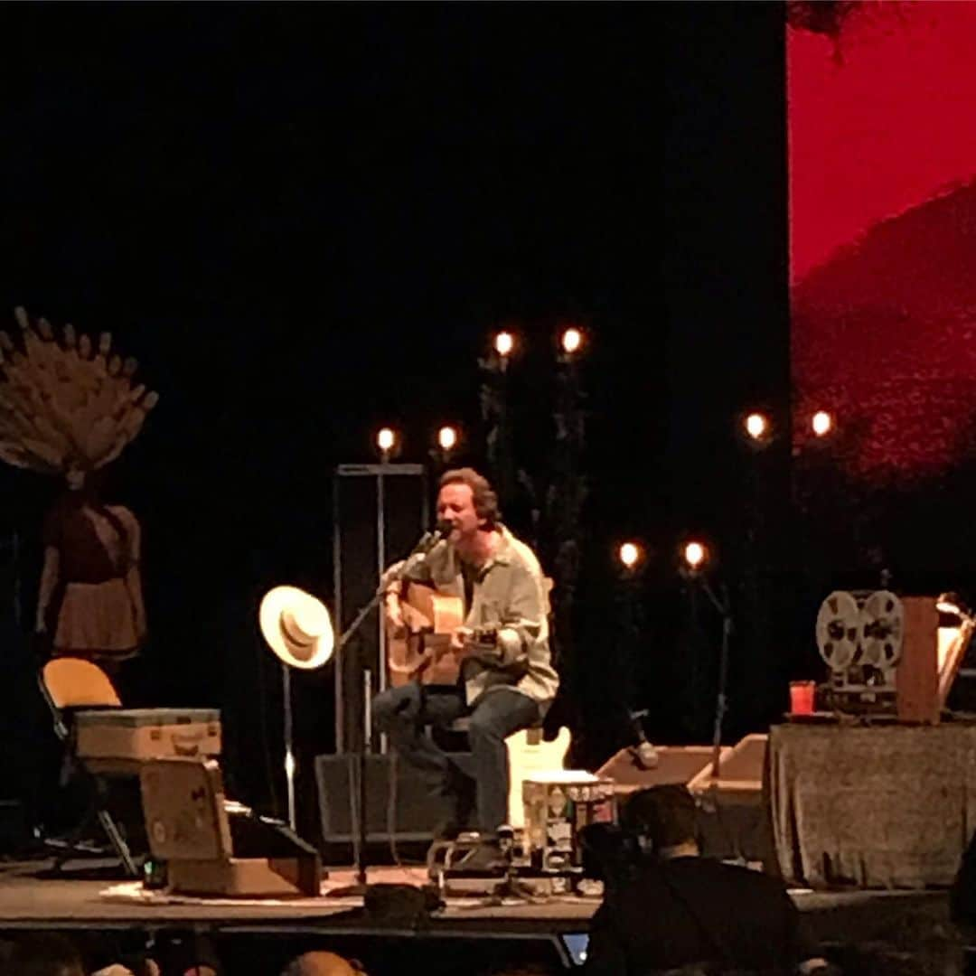 マッシモ・ゴッビのインスタグラム：「...I’m a lucky man to count on both hands The ones I love... #eddievedder #justbreathe #collisioni #barolo #collisionifestival2019」