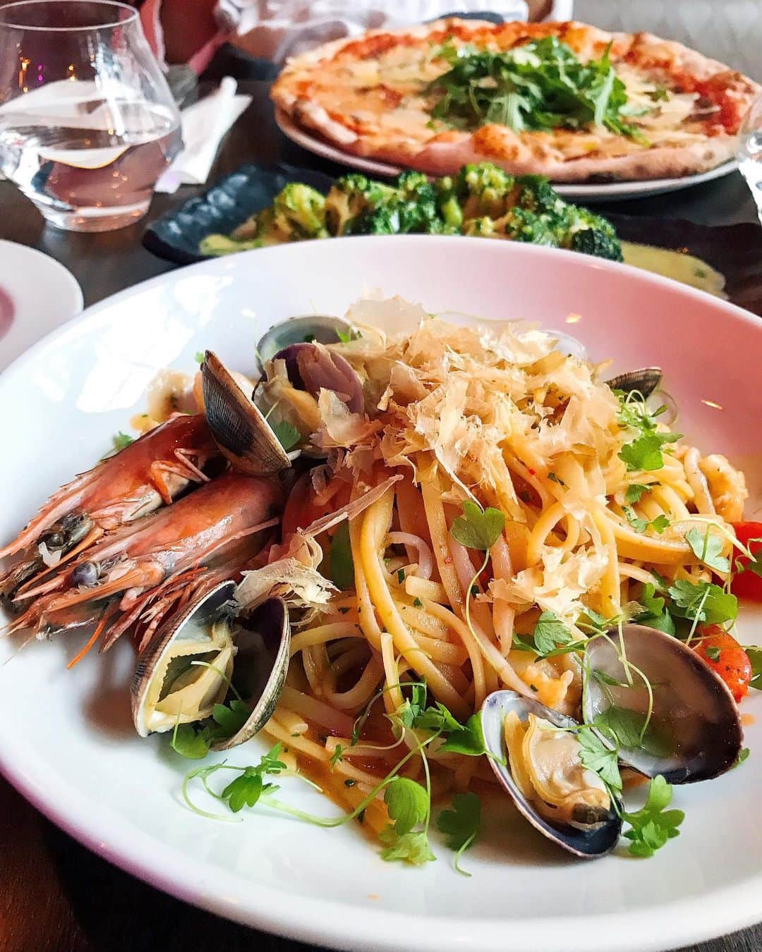 Eat With Steph & Coさんのインスタグラム写真 - (Eat With Steph & CoInstagram)「Pasta la vista! How’s this seafood linguine for some carb heaven? 🍝Checked out this new Italian place @artisan_portobello last night and o-m-g I loved pretty much everything. The truffle pizza was divine (I’m a sucker for anything truffle) and this linguine was soooooo good!!! See those bonito flakes on top, completed and complimented this dish! And the fondant with the oozy centre and coconut sorbet.. YUM.  Highly recommending this place to you all, check them out when in Portobello Road! GF options also available ☺️ . 📷 @verna.banana #invite #italian #italianfood #pizza #pasta #linguine #truffle #cheese #authentic #sogood #yum #recommended」6月18日 17時38分 - eatwithsteph_ldn