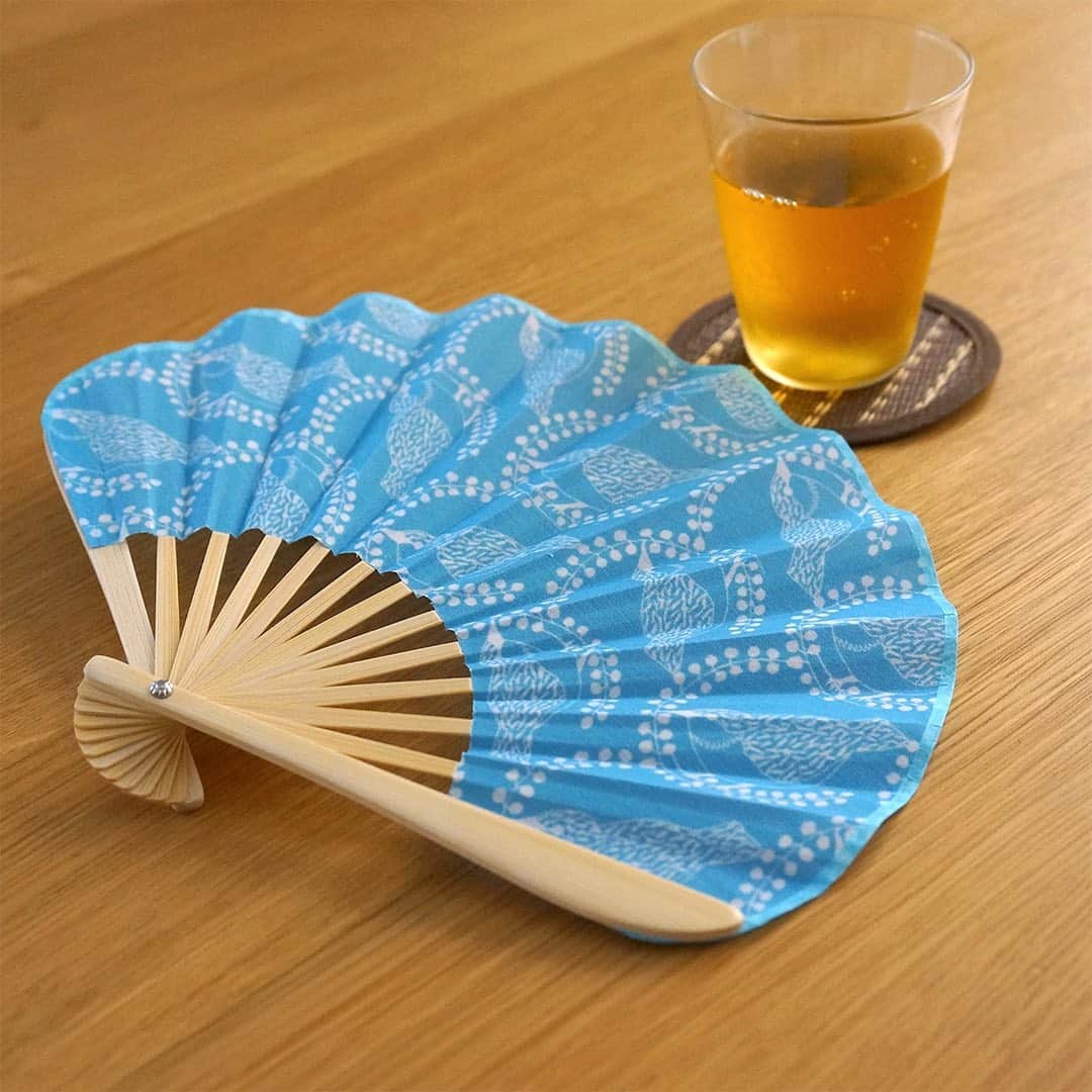 marbleSUD(マーブルシュッド) のインスタグラム：「蒸し暑い日が続いていますね。扇風機やクーラーのキンキンに冷えた風もいいけれど、扇子をさっと扇いで届くやさしいそよ風も心地がよいものです。 ・ 今年の新柄は全部で5種類。梅雨に入って扇子の人気がアツいです！ ・ #marblesud #マーブルシュッド #扇子 #夏 #梅雨 #湿気 #通勤 #涼しい #涼 #ファッション」