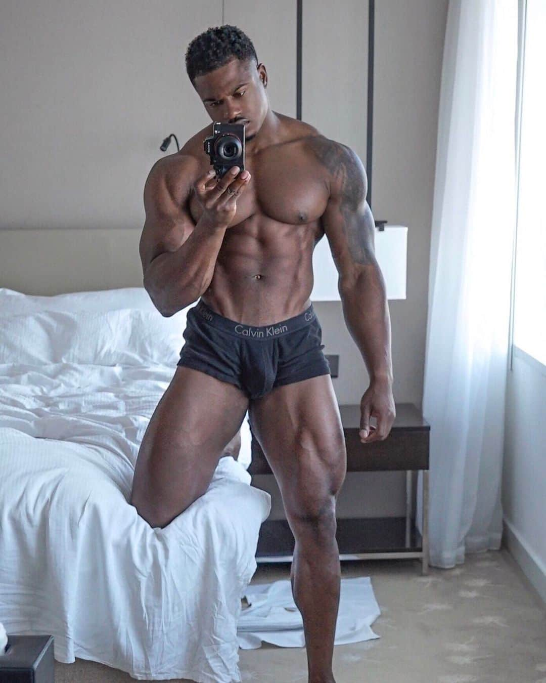 Simeon Pandaさんのインスタグラム写真 - (Simeon PandaInstagram)「You’re leaner and taller in the morning, here’s why ⤵️⁣ Tag & Share 👊🏾 ⁣ Not only do you look more lean, you actually weigh less too! Weight is reduced as a result of respiration, perspiration and urination (if you get up to use the bathroom during the night) Up to 80% of weight loss during sleep is from water.⁣ ⁣ The visual look of appearing more lean, is also down to simply understanding that overnight you aren't putting food into your body; anything you eat will affect both your weight and the shape of the digestive tract. During the night, food you ate the day before has been mostly digested. ⁣ ⁣ Taller in the morning..really?⁣ ⁣ Yep! By on average 0.5 Inches (1 - 2 cm) (for a short period every morning, I can technically get away with saying I‘m 6’2 🤷🏾‍♂️😬) ⁣ Pressure from walking upright all day causes compression in the cartilage in your spine, forcing water from the discs in between the vertebrae to diffuse. ⁣ ⁣ When you sleep, your body gets to relax, easing pressure on your spinal discs and allowing water to be taken back into the spine without the pressure of standing.⁣ ⁣ I want to help you train! Visit my YouTube Channel: YouTube.com/simeonpanda for FREE diet tips and training routines, or download programs at SIMEONPANDA.COM⁣」6月18日 17時42分 - simeonpanda