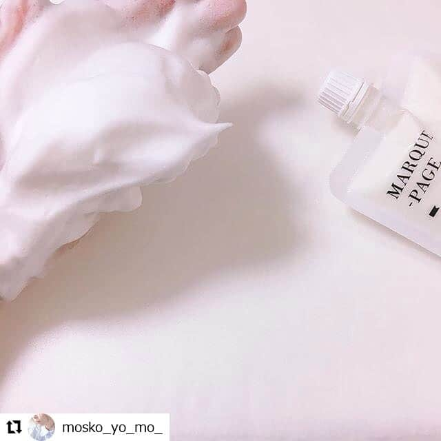 revibloさんのインスタグラム写真 - (revibloInstagram)「★本日のPick UP★今回ご紹介するのはこちら♪﻿ ﻿ 一日の終りにハーブの香りでリフレッシュ✨ メイクオフタイムも自分のご褒美タイムに変えてしまう﻿、魔法の洗顔料を今回は紹介しちゃいます💓﻿ ﻿ ━･･━･･━･･━･･━･･━･･━﻿ @mosko_yo_mo_﻿ ﻿ お洒落なおうちに住んでる、﻿ 憧れのインスタグラマーさんのところで﻿ 見かけて気になってた﻿ マルクパージュのスキンケア。﻿ .﻿ お洒落なパッケージで、﻿ 出しっぱなしでも﻿ インテリアに素敵に馴染む。﻿ .﻿ ミーハーなココロで﻿ 使い始めてみたけれど、、﻿ 見た目だけでなく、﻿ 中身も暮らしに馴染むというか﻿ 多忙な現代の女性に﻿ そっと寄り添ってくれるような、﻿ ナチュラルで優しい使い心地でした♡﻿ .﻿ 特に洗顔。﻿ 他にはない使い心地で﻿ わたし、やみつきになりそうです…♡﻿ .﻿ .﻿ マルクパージュ .﻿ ザボン ド スムージー <洗顔料>﻿ オールインワンゲル﻿ <美容液保湿ゲル>﻿ .﻿ .﻿ スボンドスムージー♡﻿ 15種類のフレッシュなフルーツエキスと﻿ ヨーグルト液を配合。﻿ .﻿ よくあるチューブタイプではなく、﻿ 清潔に使えるパウチタイプ☺︎﻿ .﻿ お洒落なだけでなく、﻿ 置き場所を選ばないし、﻿ 残量がわかりやすくって﻿ 最後まで清潔に使えます♡﻿ .﻿ 付属のネットで﻿ クシュクシュッとするだけで﻿ カンタンにボリュームのある泡が作れます♡﻿ .﻿ もっっちり、やわらか。﻿ クリーミィな濃密感。﻿ .﻿ それでいて、泡がヘタレない。﻿ 良質な泡に包まれて、﻿ とっても気持ちいいんです♡﻿ 洗顔する時間が待ち遠しい…！！﻿ .﻿ オールインワンゲルは、﻿ 化粧水、乳液、美容液、マッサージクリーム、保湿クリーム(化粧下地)の1本5役💪✨ 使用アイテムが減る分、﻿ 手間が減る上に摩擦も減るのが嬉しい♡﻿ .﻿ やや固めのとろりとした感触です。﻿ のびがいいので、首とデコルテまで伸ばして使っています✌︎﻿ .﻿ 嫌なベタつき、モロモロが出にくいので﻿ メイク前にも使いやすいです。﻿ .﻿ ポンプタイプで﻿ お風呂上がりにチャチャっと﻿ 手軽に使えるし、﻿ ポンプを守るタイプのキャップ付きで、﻿ 旅行や出張にも﻿ 衛生的に持ち歩けるところも素敵です♡﻿ .﻿ @marquepage_official ﻿ マルクパージュさんのキャンペーンに参加しています☺︎﻿ ━･･━･･━･･━･･━･･━･･━﻿ #体験#モニター#特別#スキマ時間#プチ贅沢#主婦#学生#クチコミ#口コミ#レビューブログ#reviblo #会員募集中﻿ #マルクパージュ#洗顔料#泡洗顔#オールインワンジェル#スキンケア#アラフォー美容#毛穴ケア#美白アイテム﻿ #エイジングケア#美容好き#美容好きな人と繋がりたい #ボディーケア#instagood#cosme」6月18日 17時42分 - trami_ig