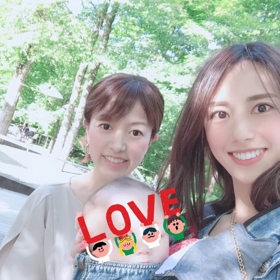 小椿希美のインスタグラム：「・ 松本で合流して 軽井沢旅行に一緒に行った もうお二方☺️ 美人ママのさやかちゃんと 可愛い可愛い息子くん💚 ・ さやかちゃんは、 長野にいた時からの友人と いうわけではなく。 名古屋に来てから知り合いました。 出会ってからまだ 数ヶ月ですが 光の速さで仲良くなり😳😳😳 今やご実家にご飯を食べに行ったり サッカー観戦をしたり家族ぐるみで仲良しです。 ・ 友達であり、 姉の様に頼れて甘えられる存在で 母の様に優しく気にかけてくれます。 私にとって、 さやかちゃんは一人三役😂💕 慣れない土地での生活と はじめての子育て。 きっと大変なことばかりなのに 曇った顔ひとつ見せず 息子くんに愛情を注いでいます。 さやかちゃんが息子くんに かける言葉は 本当にあったかくて 息子くんは天使の様な 笑顔を見せてくれます。 ・ 赤ちゃんは、膝の上で 抱っこも緊張していたのに さやかちゃんのおかげで 抱っこもオムツ替えも ミルクも着替えも出来るようになりました🤔✨ ・ 私もいつか さやかちゃんのような 太陽みたいなママになりたいなぁ✨ と、とっても憧れています😊 ・ #軽井沢#長野県#軽井沢旅行#ことりっぷ #美人ママ#憧れのお姉さん #ママ体験#ハルニレテラス」