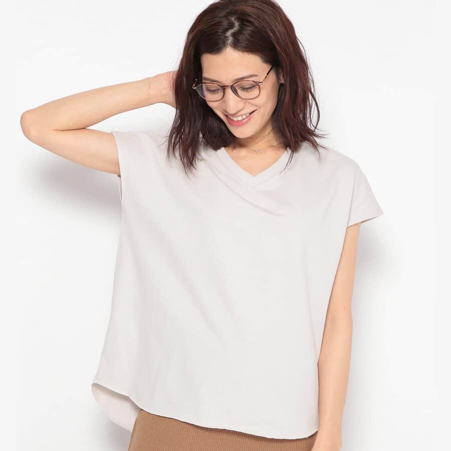 ［.st］ / ドットエスティさんのインスタグラム写真 - (［.st］ / ドットエスティInstagram)「#dotst_official ﻿﻿ 掲載アイテムは画像タップで購入できます🛒﻿﻿ ・﻿﻿ ［.st］が提案するブランドミックスコーデ﻿﻿ ・﻿﻿ ❇︎大人女性のカジュアルコーディネート❇︎﻿﻿ ・﻿﻿ ゆるシルエットのTシャツを使った大人の女性のカジュアルコーディネートのご紹介です。﻿ ﻿ こちらのゆるシルエットのTシャツは首回りはVネックなので正面はきれい目ですね☺︎ 長めの後ろ丈がポイント。﻿ ﻿ タイトスカートや細身のパンツを合わせて後ろ姿をさりげなく可愛らしく仕上げてくれます♪﻿ ﻿ 同系色のメガネとサンダルでこなれ感をプラスしました。 ﻿ ﻿ tops#lepsim (842955)﻿﻿ shoes#mystywomen (834556)﻿﻿ bag#lepsim (847230)﻿ glasses#nikoand (2818283)﻿ ﻿﻿ #ブランドミックスコーデ ﻿﻿ #絢香﻿﻿ #dotst #ドットエスティ﻿﻿ #adastria #アダストリア﻿﻿ #コーデ #トレンド #コーディネート#大人カジュアル#クリアバッグ #メガネ女子 #タイトスカート」6月18日 17時45分 - dotst_official