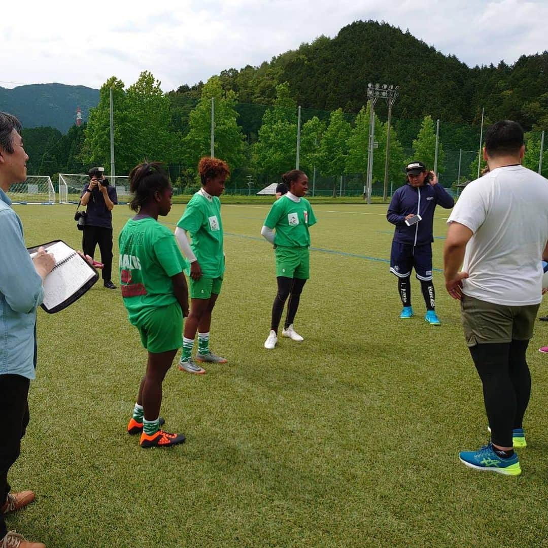 畠山健介さんのインスタグラム写真 - (畠山健介Instagram)「岐阜県・郡上市で、 JICA青年海外協力隊としてラグビーを通じて国際協力活動をしている中野くんとGetNavi webさんの企画で対談してきました！  中野くんは今週末に行われる、郡上グローバル ラグビー女子セブンス大会に出場する女子マダガスカル🇲🇬代表のコーチをしています！  マダガスカルという国について、来年の東京五輪出場を目指すチームについて、自身のラグビー感について、凄く勉強になりました！ マダガスカルの選手の皆さんに凄く惹かれました♫みんな、ミサウチャ😊  #ラグビー #rugby #JICA #青年海外協力隊  #中野祐貴 くん #中央大学 #大阪工大高 #初代 #常翔学園 #マダガスカル #Madagascar #🇲🇬 #セブンス #Sevens #7s #7人制ラグビー #目指せ #東京五輪 #岐阜県 #郡上市 #GetNavi #ゲットナビ #郡上グローバル #ラグビー女子セブンス大会」6月18日 17時50分 - hatake03