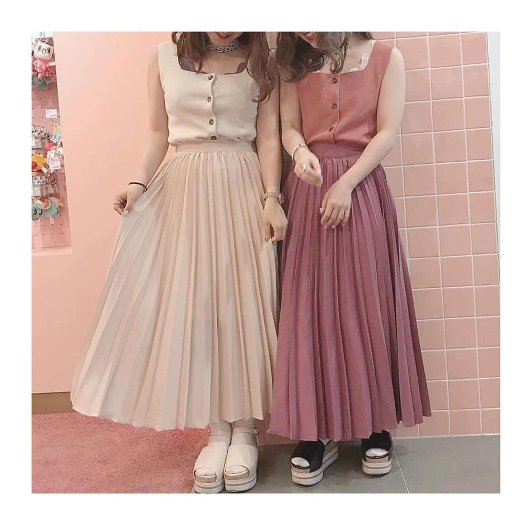 one after another NICECLAUPさんのインスタグラム写真 - (one after another NICECLAUPInstagram)「ㅤㅤㅤㅤㅤㅤㅤㅤㅤㅤㅤㅤㅤ  ㅤㅤㅤㅤㅤㅤㅤㅤㅤㅤㅤㅤㅤ 【New💛💜】 ㅤㅤㅤㅤㅤㅤㅤㅤㅤㅤㅤㅤㅤ  今週入荷してる プリーツスカートを使って #101400000 ¥4,900+tax  旅行先で🇰🇷 #シミラールック 🌻🌻 ㅤㅤㅤㅤㅤㅤㅤㅤㅤㅤㅤㅤㅤ 低身長の2人でも しっかり履けるロングスカートは 旅行先でも大活躍♥︎ㅤㅤㅤㅤㅤㅤㅤㅤㅤㅤㅤㅤㅤ  ALL white ALL pink  映えること間違いなし🥰🥰 ㅤㅤㅤㅤㅤㅤㅤㅤㅤㅤㅤㅤㅤ  プロフィール欄のURLから❤︎﻿﻿﻿﻿﻿﻿﻿﻿﻿﻿﻿﻿ ﻿﻿﻿﻿﻿﻿﻿﻿﻿﻿﻿﻿﻿ @niceclaup_official_﻿﻿﻿﻿﻿﻿﻿﻿﻿﻿﻿﻿﻿ ㅤㅤㅤㅤㅤㅤㅤㅤㅤㅤㅤㅤㅤ﻿﻿﻿﻿﻿﻿﻿﻿﻿﻿﻿﻿﻿ ﻿﻿ㅤㅤㅤㅤㅤㅤㅤㅤㅤㅤㅤㅤㅤ﻿﻿﻿﻿﻿﻿﻿﻿﻿﻿﻿ ﻿﻿﻿﻿﻿﻿﻿﻿﻿﻿﻿ #niceclaup #niceclaup_ootd #niceclaup_2019ss #ootd #2019ss #fashion  #ナイスクラップ ﻿#pink #ナイスクラップのシミラールック #シミラールック」6月18日 17時54分 - niceclaup_official_