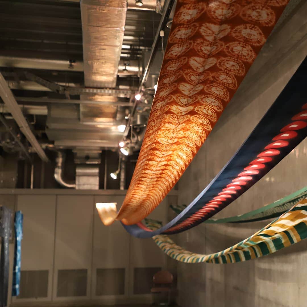 東京造形大学 Tokyo Zokei Universityさんのインスタグラム写真 - (東京造形大学 Tokyo Zokei UniversityInstagram)「_ デザイン学科テキスタイルデザイン専攻領域2年生の有志学生たちによる浴衣展『いた と いと』。 ・ 江戸時代に多く活用された技法 板締め絞り・絞り染によって染めた、十人十色の幾何学模様。 古の技法と向き合った学生たちの渾身の作品を、ぜひご覧ください👘🎆 ・ 6/22（土）まで、12号館ZOKEIギャラリーにて展示しています🎐 ・ #東京造形大学 #アート #美術 #デザイン #美術大学 #大学 #美大 #テキスタイル #浴衣 #染物 #日本 #夏 #tokyozokeiuniversity #zokei #art #design #artuniversity #textile #yukata #japan #japaneseculture #summer」6月18日 17時59分 - tokyo_zokei_univ_official