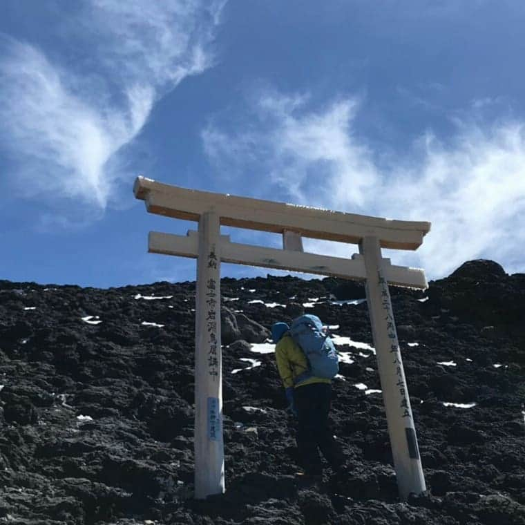 ＩＣＩ石井スポーツエベレスト＆ローツェ登山隊さんのインスタグラム写真 - (ＩＣＩ石井スポーツエベレスト＆ローツェ登山隊Instagram)「#富士山#富士宮#富士宮ルート#Mt. Fuji#mountain #japanesemountain #日本一#日本最高峰#山登り好きな人と繋がりたい #登山#残雪#石井スポーツ#登山学校#奥田ガイド#五合目#浅間神社#奥宮#影富士#御来光#朝焼け」6月18日 18時01分 - ishii_ishiisports