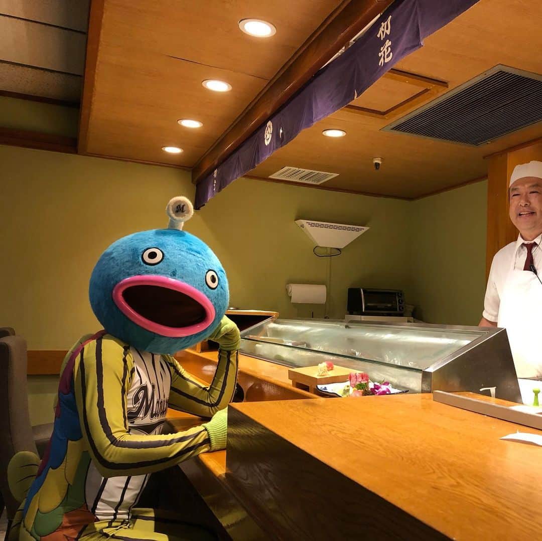 ハワイアン航空さんのインスタグラム写真 - (ハワイアン航空Instagram)「「へい、お待ち!」 実は#謎の魚 さん、ハワイで滞在していたヒルトン・ハワイアン･ビレッジ (@hiltonhawaiianvillage.jp) で寿司職人も体験してました。もちろん、試食も😋 #国際寿司の日 #InternationalSushiDay #Hatsuhana 🍣 © CHIBA LOTTE MARINES」6月18日 18時02分 - hawaiianairlinesjp