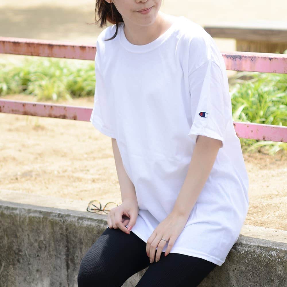のインスタグラム：「. shopnikoniko【style share】  @shopnikonikoスタッフより😚💋💕 . チャンピオンTシャツ price:¥2,699(tax in) . ✨STYLE SHARE 募集中！✨ shopnikonikoのアイテムを取り入れてコーデを投稿しよう！ ハッシュタグは『 #shopnikoniko 』 . あなたの素敵なコーデ　を@shopnikonikoで紹介させてください！ 「リアル」で「身近」なオシャレコーデを楽しみにしています♪ . ✨webモデル募集中！✨ ファッションに興味がある方 モデルを目指している方 などなどご連絡お待ちしております。 詳細はプロフィール畫面にあります 公式ホームページにて。 . #shopnikoniko#ショップニコニコ#ショップにこにこ #2019ss #ファッション #fashion #プチプラ #プチプラコーデ #カジュアル #韓國ファッション #トレンドファッション #コーデ #コーディネート #ファッションコーデ #インスタ映え #大人カジュアル #ママファッション #オシャレママ #今日のコーデ #オシャレ #お洒落さんと繋がりたい #チャンピオン #champion」