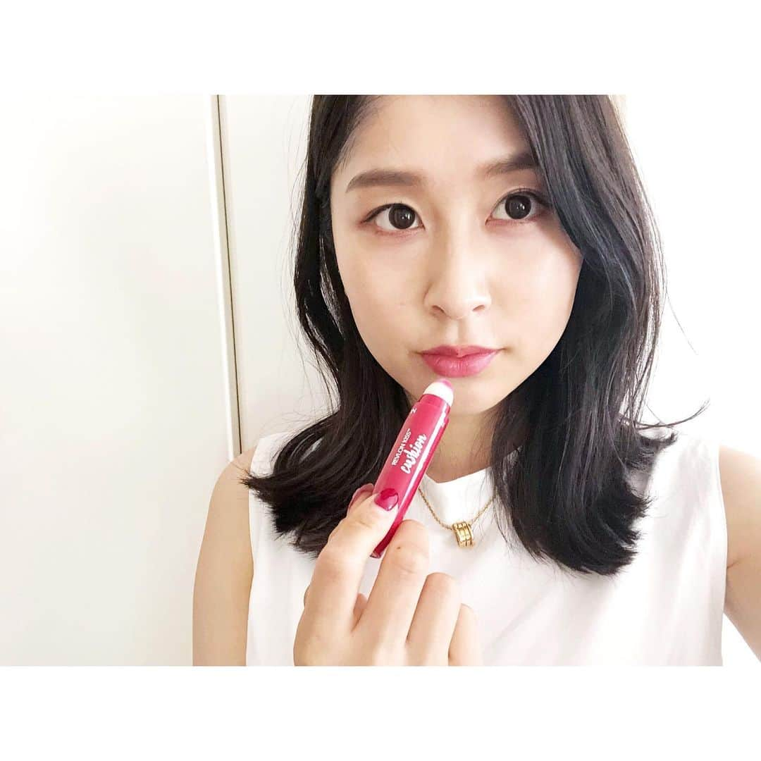 権田裕美さんのインスタグラム写真 - (権田裕美Instagram)「・ ・ おでかけ用ポーチの中には リップ、パウダー、コンシーラー、アイブロウ、 長時間移動の時は必ず癒しのアロマオイルを♪ ・ ・ ふらりソニプラでみつけた ぽんぽんのせる @revlon のリップテイント！ カラーも夏っぽくて今のいちおしだよ〜 コスパ良しもなのもまた嬉しいな✨ ・ ・ #レブロン#REVLON#キスクッションリップティント#キスクッションリップティント260#ルブランコンパクトラディアンス#ipsa#クリエイティブコンシーラーex#アイブロウペンシルa#アコレル#ティアレバニラ#ロールオン」6月18日 18時06分 - yumigonda