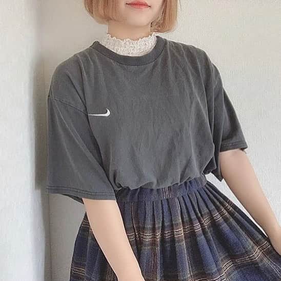 古着女子さんのインスタグラム写真 - (古着女子Instagram)「＼ 夏は #ナイキT でお出かけしよう💨／﻿ ﻿ ナイキTが欲しい古着女子も﻿ 既に持ってる古着女子も集合っ！﻿ ﻿ 今回は、この夏にピッタリなナイキTの着回しコーデをご紹介します💕﻿ ﻿ 🌷ナイキT×デニム﻿ この組み合わせは間違いなしの王道コーデ✨﻿ 白Tなら赤のスニーカーを履いてポイントにしても可愛い🥺💕﻿ カラーTシャツならスポサンで更にカジュアルに着こなすのがオススメ！﻿ ﻿ 🌷ナイキT×チェック柄﻿ 一見スポーティーなナイキT。﻿ そこにチェック柄を合わせると、コーデが垢抜けた印象に✨﻿ チェックパンツやチェックスカートはもちろんのこと、Tシャツの下にチェックシャツを着ても可愛いですよ💕﻿ ﻿ ﻿ 古着女子のみなさん！夏はナイキTで、カジュアルコーデを極めちゃいましょう🌟ぜひ、参考にしてみてね✨﻿ ﻿ ﻿ 🏡古着女子がプロデュースする古着ショップを紹介🏡﻿﻿﻿﻿ ・9090ナインティナインティ @9090s_ 👖👟﻿﻿﻿﻿ ・ひとくち ﻿ @o0_hitokuchi_ 🐻🍯﻿﻿﻿ ﻿﻿﻿﻿ ﻿﻿﻿﻿ 🌼公式LINE@→@furuzyo で検索🌼﻿﻿﻿﻿ LINE@だけのお知らせや古着の疑問にも答えます！﻿﻿﻿﻿ ﻿﻿﻿﻿ ﻿﻿﻿﻿ 古着を素敵に着こなしてる女性の方をRepostでご紹介させていただきます🐒写真は全てご本人様に【掲載許諾】をとっております💓﻿﻿﻿﻿ ﻿﻿﻿﻿ ﻿﻿﻿﻿ ﻿﻿﻿﻿﻿ ﻿﻿﻿﻿﻿ #フルジョ #古着 #古着女子 #今日のコーデ #お洒落さんと繋がりたい #コーデ #古着コーデ #きょコ #ファッションコーデ #古着男子 #着回しコーデ #服好きな人と繋がりたい #古着好きと繋がりたい #ゆるコーデ #着画 #古着mix #古着好き #韓国コーデ #フリクロ  #メンズライク #古着ファッション ﻿#ナイキ #Tシャツ #ロゴT #ナイキ好き #チェック #古着好き #チェックシャツ」6月18日 18時10分 - furuzyo
