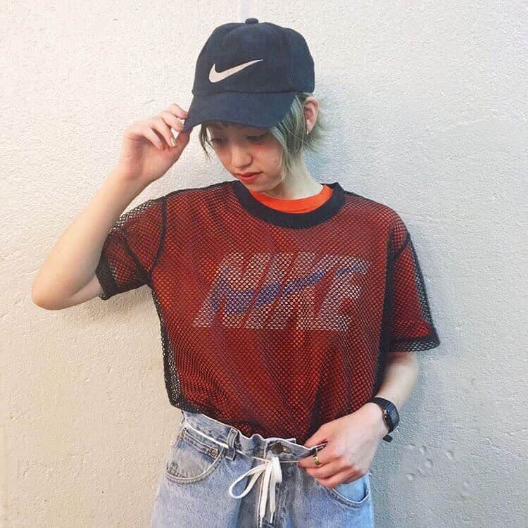 古着女子さんのインスタグラム写真 - (古着女子Instagram)「＼ 夏は #ナイキT でお出かけしよう💨／﻿ ﻿ ナイキTが欲しい古着女子も﻿ 既に持ってる古着女子も集合っ！﻿ ﻿ 今回は、この夏にピッタリなナイキTの着回しコーデをご紹介します💕﻿ ﻿ 🌷ナイキT×デニム﻿ この組み合わせは間違いなしの王道コーデ✨﻿ 白Tなら赤のスニーカーを履いてポイントにしても可愛い🥺💕﻿ カラーTシャツならスポサンで更にカジュアルに着こなすのがオススメ！﻿ ﻿ 🌷ナイキT×チェック柄﻿ 一見スポーティーなナイキT。﻿ そこにチェック柄を合わせると、コーデが垢抜けた印象に✨﻿ チェックパンツやチェックスカートはもちろんのこと、Tシャツの下にチェックシャツを着ても可愛いですよ💕﻿ ﻿ ﻿ 古着女子のみなさん！夏はナイキTで、カジュアルコーデを極めちゃいましょう🌟ぜひ、参考にしてみてね✨﻿ ﻿ ﻿ 🏡古着女子がプロデュースする古着ショップを紹介🏡﻿﻿﻿﻿ ・9090ナインティナインティ @9090s_ 👖👟﻿﻿﻿﻿ ・ひとくち ﻿ @o0_hitokuchi_ 🐻🍯﻿﻿﻿ ﻿﻿﻿﻿ ﻿﻿﻿﻿ 🌼公式LINE@→@furuzyo で検索🌼﻿﻿﻿﻿ LINE@だけのお知らせや古着の疑問にも答えます！﻿﻿﻿﻿ ﻿﻿﻿﻿ ﻿﻿﻿﻿ 古着を素敵に着こなしてる女性の方をRepostでご紹介させていただきます🐒写真は全てご本人様に【掲載許諾】をとっております💓﻿﻿﻿﻿ ﻿﻿﻿﻿ ﻿﻿﻿﻿ ﻿﻿﻿﻿﻿ ﻿﻿﻿﻿﻿ #フルジョ #古着 #古着女子 #今日のコーデ #お洒落さんと繋がりたい #コーデ #古着コーデ #きょコ #ファッションコーデ #古着男子 #着回しコーデ #服好きな人と繋がりたい #古着好きと繋がりたい #ゆるコーデ #着画 #古着mix #古着好き #韓国コーデ #フリクロ  #メンズライク #古着ファッション ﻿#ナイキ #Tシャツ #ロゴT #ナイキ好き #チェック #古着好き #チェックシャツ」6月18日 18時10分 - furuzyo