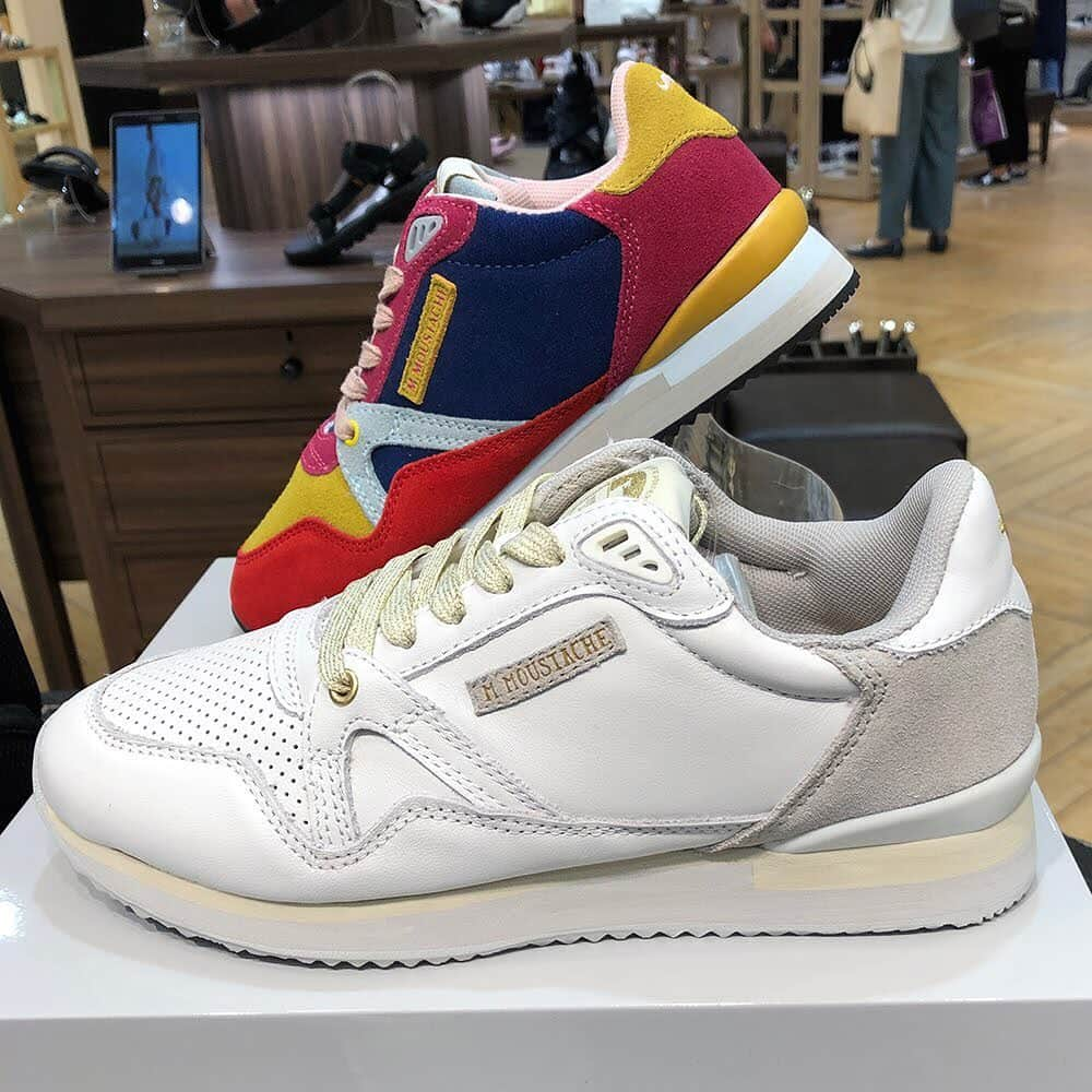 daimarusapporoさんのインスタグラム写真 - (daimarusapporoInstagram)「【フランス生まれのスニーカーブランド👟】 . 2階 婦人靴売場〈スニーカーズ バイ エミ〉は スニーカーのセレクトショップ。 女性らしさをプラスしたスニーカーが人気です❤️ . 今回はフランス生まれのスニーカーブランドをご紹介します✨ . 〈M.MOUSTACHE〉写真1～3枚目 洗練された素材選びと細部までこだわり抜かれたフランス生まれのスニーカーブランド 日本ではemmiのみのお取り扱いです。 . 写真1枚目(左)のスニーカーは爽やかな白と小花柄が切り替えに、 (右)は白のレースが切り替えになった女性らしいスニーカー。 ラメが入った靴ひもが可愛らしいです。 . 写真2枚目は切り替えが本革とスエードレザーのコンビネーション コンフォートに優れ色々なコーディネイトに合わせられます。 . 写真3枚目(手前)はホワイト×ゴールドの色使いで足元をオシャレに 彩るスニーカー、(奥)はパッと目を引くカラフルなスニーカーです。 . 〈VEJA〉写真4～6枚目 地球環境を考え、オーガニックコットンや天然ゴムを使用した エコなスニーカーを生みだすフランスのシューズブランド。 モダンでシンプルなデザインはどんなファッションにも合わせやすく履き心地も良いのでデイリーユースにぴったり！ . 写真4枚目 白地に鮮やかなレッドカラーとブルーカラーのロゴがスタイリッシュなスニーカー。 シンプルなデザインで重宝すること間違いなし！ . どちらのブランドもコーディネイトを選ばずデイリー使いできますよ😍 . 夏らしいスニーカーです。 ぜひ、店頭でご覧下さい💕 . #スニーカーズバイエミ #スニーカー #婦人靴 #VEJA #M.MOUSTACHE #大丸札幌」6月18日 18時11分 - daimarusapporo