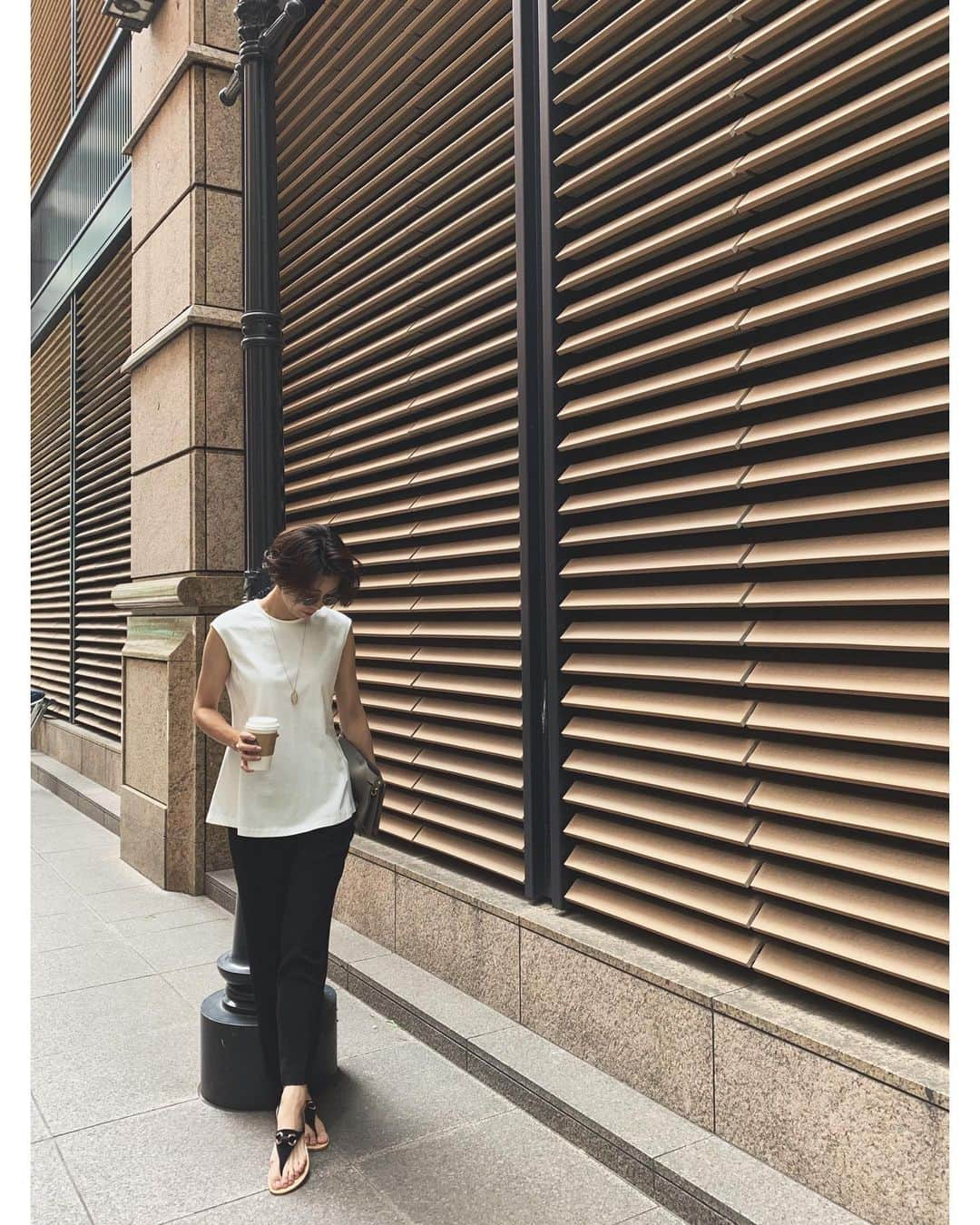 23区さんのインスタグラム写真 - (23区Instagram)「#23KU_DAYS 🚶‍♂️﻿to TOKYO MARUNOUCHI﻿ ﻿﻿ この夏着たい、オフィスカジュアル🌻﻿ サラリと着れるシンプルなトップスは、﻿ さりげないフレアが柔らかい印象を与えてくれます。﻿ 少し高めのウエスト位置の切り替えで、スタイルアップ効果が◎﻿ RAFFINATA  BAGはクラッチにしてシンプルに✌︎﻿ ﻿﻿ ﻿ ﻿ ﻿﻿ -------------------------------------------------﻿ RAFFINATA BAG﻿﻿ イニシャルチャーム刻印キャンペーン﻿ ﻿﻿ 柔らかなイタリア製のシュリンクレザーを使用した﻿﻿ "RAFFINATA"のショルダーバッグ。﻿﻿ 同じレザー素材のチャームに、お好きなイニシャルを選んで刻印できるカスタマイズキャンペーンを実施中。﻿ ﻿﻿ 期間:6/14 fri〜27 thu﻿﻿ お渡し予定日:8月上旬予定﻿﻿ -------------------------------------------------﻿﻿﻿ ﻿﻿﻿ #23区 #23區 #MYSTANDARD23 ﻿﻿﻿﻿ #東京 #丸の内 #RAFFINATA #ラフィナータ #バッグ #ショルダーバッグ #クラッチバッグ #通勤スタイル #通勤ファッション#コーデ #フレア #フレアトップス #パンツコーデ #ベーシックコーデ #シンプルコーデ  #fashion #style #ootd #code #coordinate ﻿」6月18日 18時12分 - 23ku_official