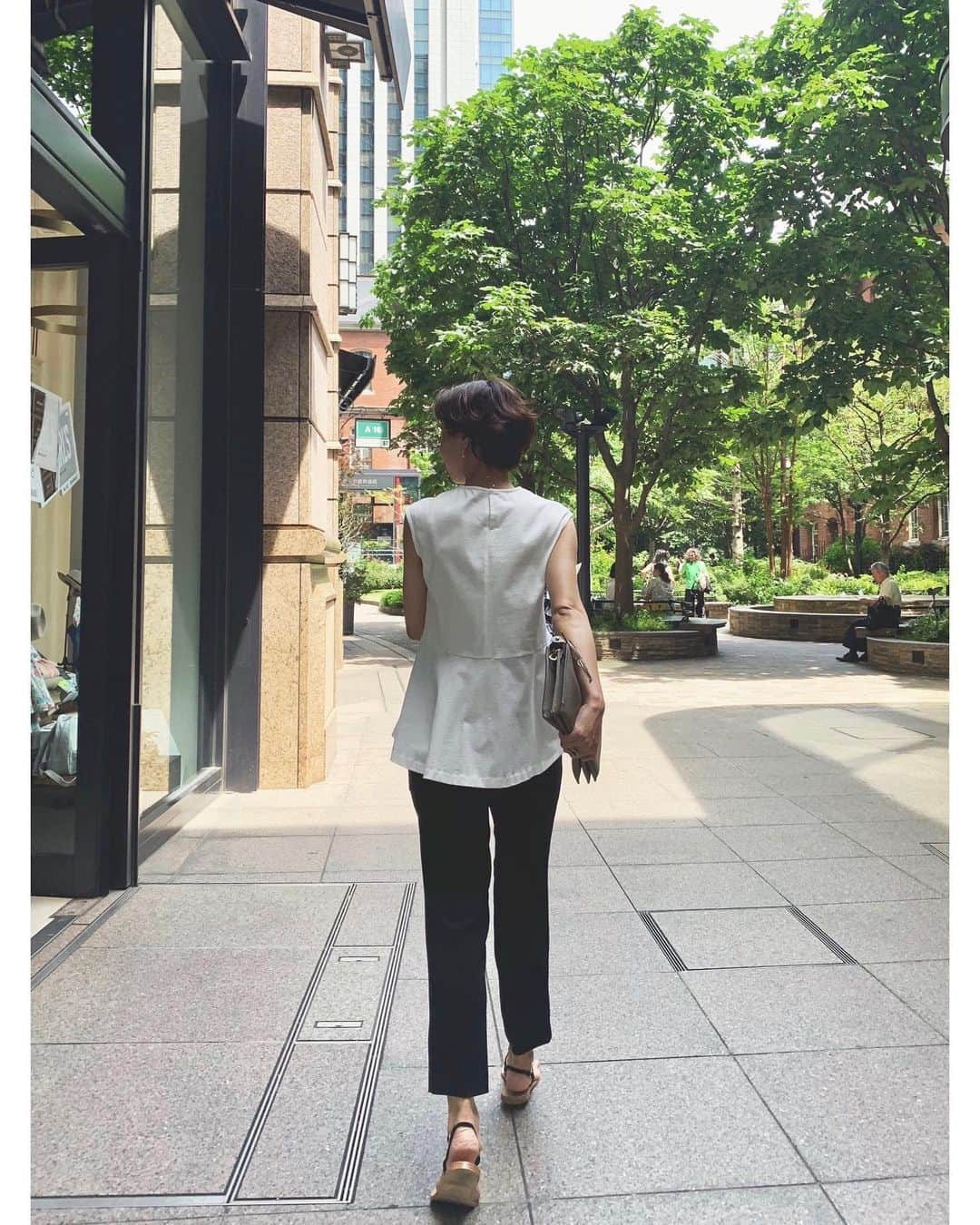 23区さんのインスタグラム写真 - (23区Instagram)「#23KU_DAYS 🚶‍♂️﻿to TOKYO MARUNOUCHI﻿ ﻿﻿ この夏着たい、オフィスカジュアル🌻﻿ サラリと着れるシンプルなトップスは、﻿ さりげないフレアが柔らかい印象を与えてくれます。﻿ 少し高めのウエスト位置の切り替えで、スタイルアップ効果が◎﻿ RAFFINATA  BAGはクラッチにしてシンプルに✌︎﻿ ﻿﻿ ﻿ ﻿ ﻿﻿ -------------------------------------------------﻿ RAFFINATA BAG﻿﻿ イニシャルチャーム刻印キャンペーン﻿ ﻿﻿ 柔らかなイタリア製のシュリンクレザーを使用した﻿﻿ "RAFFINATA"のショルダーバッグ。﻿﻿ 同じレザー素材のチャームに、お好きなイニシャルを選んで刻印できるカスタマイズキャンペーンを実施中。﻿ ﻿﻿ 期間:6/14 fri〜27 thu﻿﻿ お渡し予定日:8月上旬予定﻿﻿ -------------------------------------------------﻿﻿﻿ ﻿﻿﻿ #23区 #23區 #MYSTANDARD23 ﻿﻿﻿﻿ #東京 #丸の内 #RAFFINATA #ラフィナータ #バッグ #ショルダーバッグ #クラッチバッグ #通勤スタイル #通勤ファッション#コーデ #フレア #フレアトップス #パンツコーデ #ベーシックコーデ #シンプルコーデ  #fashion #style #ootd #code #coordinate ﻿」6月18日 18時12分 - 23ku_official