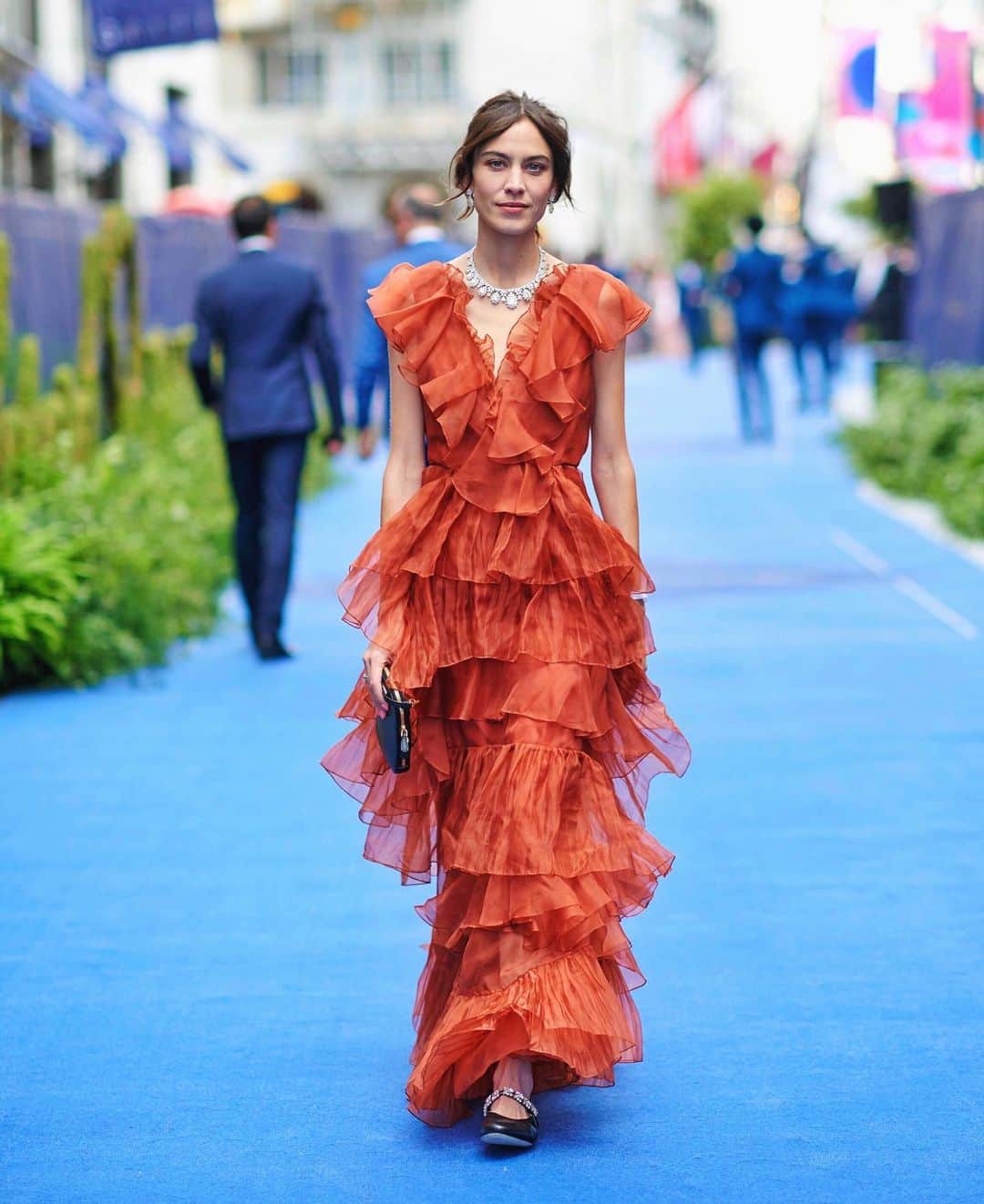 British Vogueさんのインスタグラム写真 - (British VogueInstagram)「Last night, #AlexaChung accepted @Chopard’s invitation to the metaphorical ribbon cutting of its revamped London flagship boutique, using the evening as an opportunity to wear a red carpet-worthy confection by another designer. Taking to Instagram to document her dose of Old Hollywood on a Monday night, Chung said she felt like a “diamond in the ruffle” in her poppy-red @JohannaOrtizOfficial. Click the link in bio for more on her look for the evening, including her very Alexa choice of footwear.」6月18日 18時12分 - britishvogue