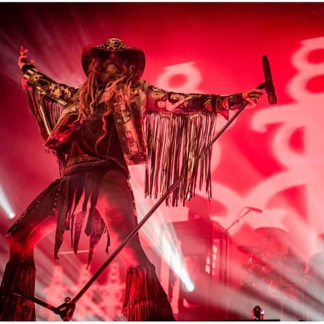 ロブ・ゾンビのインスタグラム：「Thank you 🇩🇪 Germany for a killer show. Hot, hot, hot! Photo by @blendegelaende #robzombie #germany #piggyd #johnfive #gingerfish」