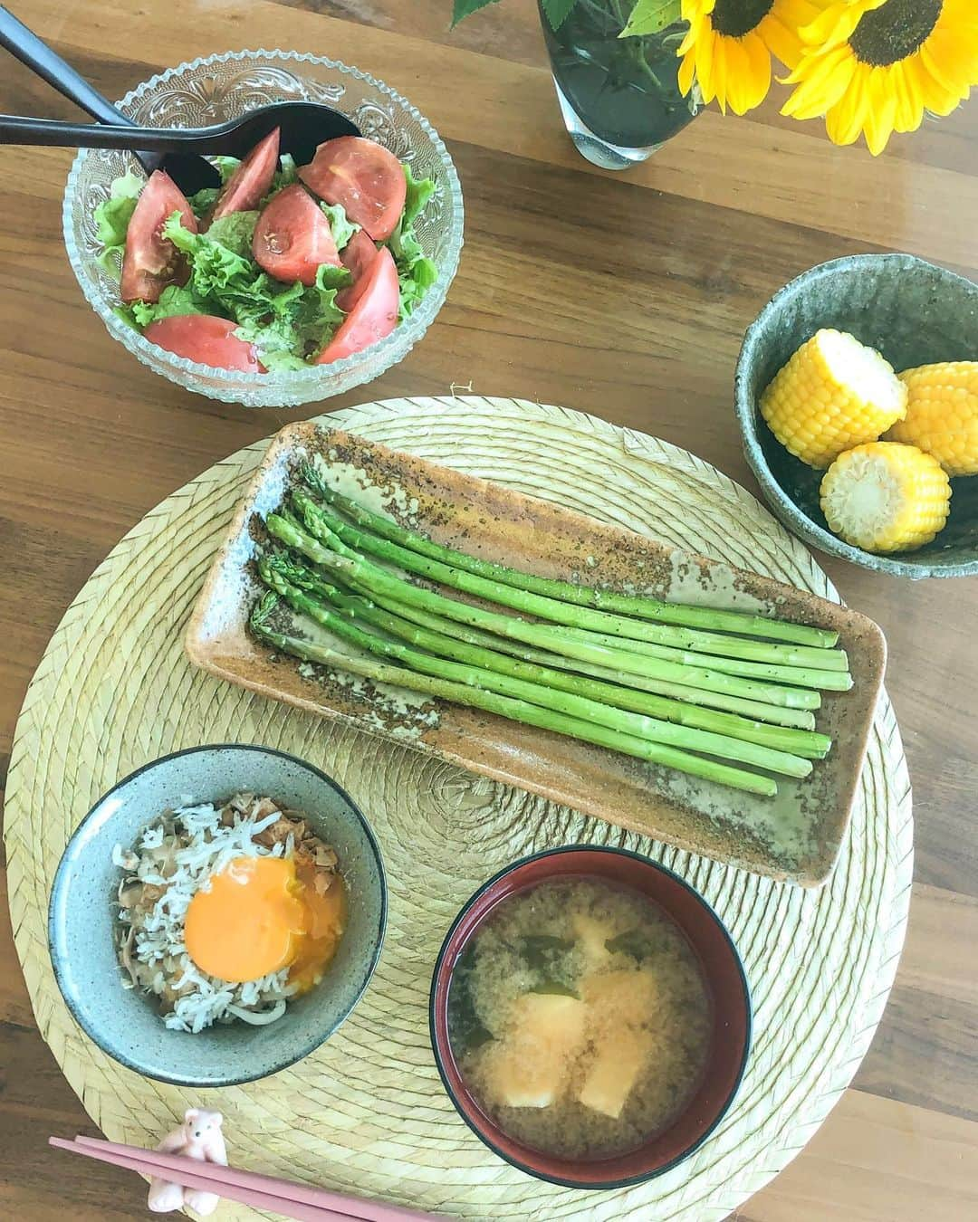 林弓束さんのインスタグラム写真 - (林弓束Instagram)「今朝の #ゆづ飯 夏っぽい🌞 #トマトサラダ #茹でとうもろこし #アスパラソテー #豆腐のお味噌汁 #かつおぶししらす卵かけごはん これ本当に美味しいです。 ごはんに、かつおぶしとしらすと卵黄を載せてお醤油かけて食べるだけ♪ やってみてね！」6月18日 18時31分 - hayashiyuzuka