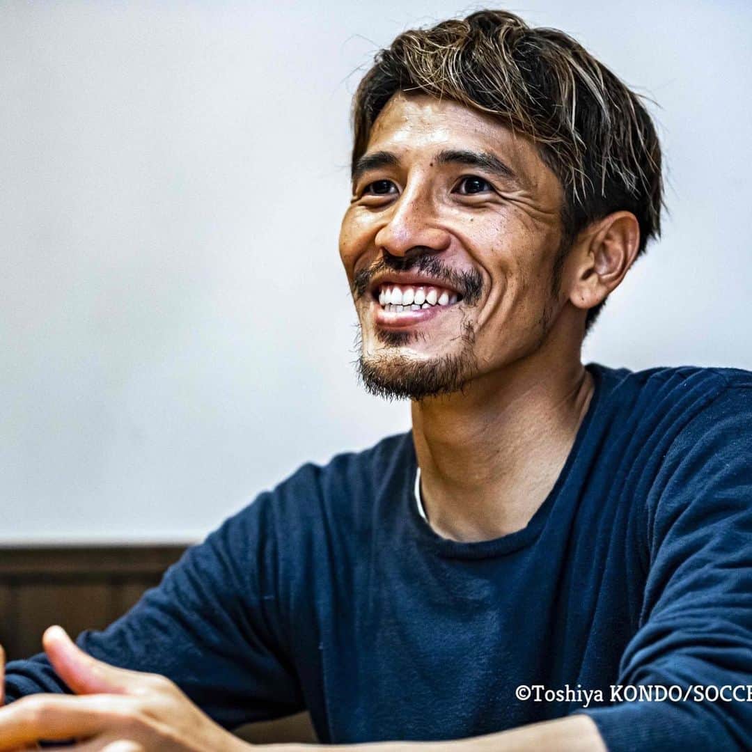 小椋祥平のインスタグラム：「メディア情報 6月24日発売  #サッカーマガジン 8月号『2019J2熱狂ファイル』  新連載『ボールと生きる。』 #小椋祥平 選手編 ※カラー13ページで掲載📘📕 お買い求めの上、ぜひご覧ください💙❤️ #vfk #熱くなれ」
