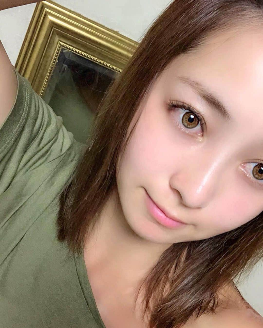 山口夏実さんのインスタグラム写真 - (山口夏実Instagram)「スキンケア🕊 IHADAを使い始めて半年以上経ちますが、 肌の環境が整ってきた気がします✊🏻 夏の暑い時期でもサラッとした使用感ですごく使いやすく、重宝してるよ✨🌴 年々肌のうるおいバリア機能が落ちている気がしていて、エアコンや紫外線などの影響を受けやすくなる肌。😢 そんなお肌のうるおいバリア機能を保護する「高精製ワセリン」配合で、インナードライ状態による夏老けからお肌を保護してくれるよ🤗 IHADAのバームは、日焼けによるほてりも防いでくれてうっかり日焼けのダメージが心配な方にもおすすめです✨🥰 ＊ ＊ #IHADA #スキンケア #乾燥肌 #敏感肌 #ワセリン #PR」6月18日 18時24分 - natsumi19910625