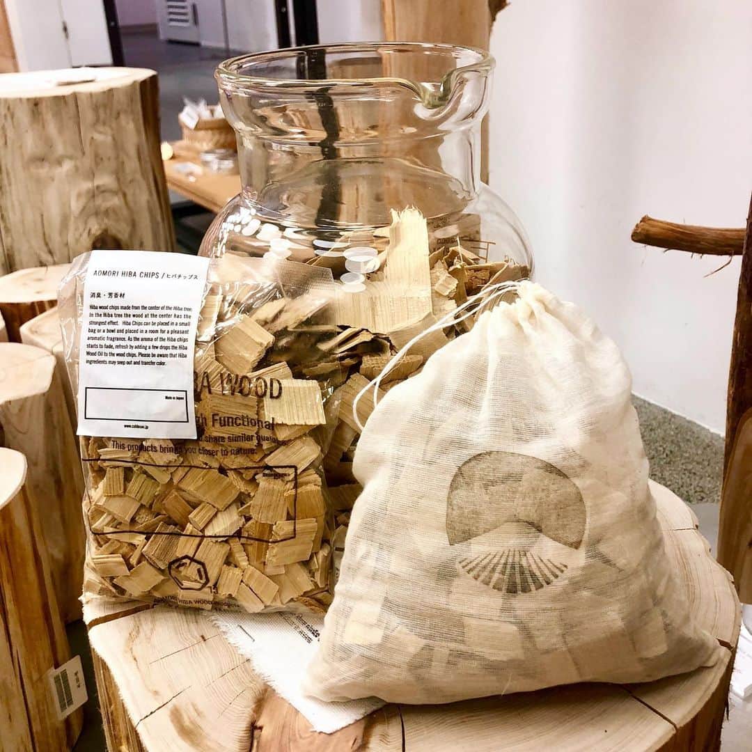 BEAMS JAPANさんのインスタグラム写真 - (BEAMS JAPANInstagram)「＜Cul de sac-JAPON＞ 現在BEAMS JAPAN1階にて 開催中のイベント ＜Cul de sac-JAPON POPUP STORE＞ の追加商品をご紹介いたします！ . ▼別注 HIBAポーチ(Mサイズ) 綿でできたBEAMS JAPAN別注ポーチ。 ヒバチップを入れ、サシェとして クローゼットや冷蔵庫、靴箱等の消臭に お使いいただけます。 ¥580+tax . ▼HIBA ヒバくびれ箸(2膳セット) くびれの部分が手にフィットし、 軽くて使いやすいお箸セット。 天然素材を手作業で仕上げているため １本１本木目の出方が異なるのも魅力です。 ¥1,200+tax . ▼HIBAスプレーボトル(100ml) HIBA蒸留水や芳香剤を 詰め替えてご使用いただける スプレーボトル。 ちょうど良いサイズ感のため 持ち運びにも便利です。 ¥380+tax . ＜Cul de sac-JAPON POPUP STORE＞は 7/2(火)まで開催しておりますので、 是非お気軽にお立ち寄りください！  BEAMS JAPAN 1F ☎︎ 03-5368-7314 #beams  #beamsjapan  #beamsjapan1st  #ビームスジャパン #新宿 #新宿三丁目 #日本製 #madeinjapan #culdesacjapon #カルデサックジャポン #中目黒 #期間限定 #popup #別注 #青森 #青森ヒバ」6月18日 18時24分 - beams_japan