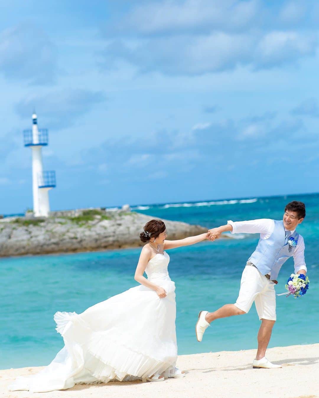 Photopla+（ フォトプラ ）さんのインスタグラム写真 - (Photopla+（ フォトプラ ）Instagram)「@photopla_weddingをフォローして、 『#フォトプラ花嫁』『#フォトプラ』の タグをつけて写真をUPしてみて･ﾟ｡ . —————————— . 躍動感抜群で楽しそうなお二人..♩ ブルーの海に続く青空に ぴったりの素敵な笑顔ですね♡ 海でのロケーションフォトも ぜひお任せください* . ＞＞＞ 『写真だけは残したい』方へ＊* Webから撮影予約できます⚐ @photopla_wedding . ——————————. . オシャレでイマドキな ウェディングフォト発信中♥ . 『#フォトプラ花嫁』『#フォトプラ』の タグをつけて写真をUPしてみて･ﾟ｡ フォトプラのIGでリグラムされるかも♪♪ . #結婚式 #結婚式準備 #プレ花嫁  #卒花 #前撮り #ロケフォト #日本中のプレ花嫁さんと繋がりたい #プラコレ　#ウェディングニュース #ベストアニバーサリー #wedding #2019春婚  #2019夏婚 #2019秋婚  #ウェディングレポ #婚約 #婚約中  #ロケーションフォト  #photopla #ウエディングフォト  #スタジオフォト #ナチュラルウェディング #ウェディングドレス #海  #灯台 #砂浜」6月18日 18時29分 - photopla_wedding