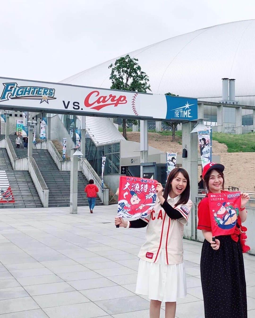 うえむらちかのインスタグラム：「#交流戦 の札幌遠征ということで✈️﻿﻿ ﻿﻿ 2年ぶりに﻿﻿ #札幌ドーム で観戦⚾️﻿﻿ ﻿﻿ #吉田輝星 投手のプロ初登板試合の観戦証明書も配られていました👏﻿﻿ ﻿﻿ 残念ながら勝ちはお預けとなりましたが﻿﻿ お約束の #札幌グルメ を食べ歩き…﻿﻿ （食べてばっかり笑）﻿﻿ ﻿﻿ ラーメン🍜﻿﻿ ジンギスカン🐏﻿﻿ 寿司🍣﻿﻿ ウニオムライス🥚﻿﻿ #六花亭 のポテトチップス🥔﻿ ﻿﻿ #はちきょう の #つっこ飯﻿﻿ （は動画に収めたので是非ご鑑賞ください🤤）﻿﻿ ﻿﻿ ほんと…👆﻿﻿ 何度見返してもいくらのこぼれ具合が秀逸〜❣️✨﻿ （えいさ〜📣えいさ〜📣）﻿﻿ ﻿﻿ ﻿﻿ 夜は、いつもお世話になっている﻿﻿ ジブリ芸人のいずみ包さん﻿﻿ が札幌のショーで来ていたので、観に行かせていただきました❣️（ジブリモノマネ最高）﻿﻿ ﻿﻿ 試合あり、グルメあり、お笑いありの﻿﻿ 至れり尽くせりの北海道遠征旅…楽しかった〜✈️﻿﻿ ﻿﻿ ﻿﻿ #遠征 #旅 #タビジョ﻿﻿ #フォトジェニック #フォトスポット﻿﻿ #北海道 #寿司 #札幌﻿﻿ #カープ女子 #野球女子」