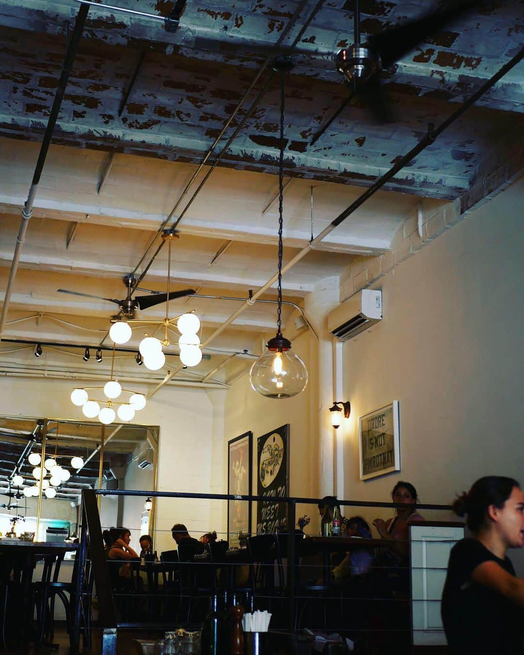 一木美里さんのインスタグラム写真 - (一木美里Instagram)「BrooklynFleaが見たくてブルックリンへ行った日曜日🚇@archwaycafedumbo で一休み🍉❤︎❤︎❤︎ . #MillyNycNyc #BrooklynBrigde #Dumbo #cafe #Brooklyn #travel #traveler #ブルックリン  #ニューヨーク #カフェ」6月18日 18時40分 - misato_ichiki