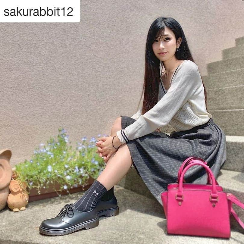 VIVIAN Collectionさんのインスタグラム写真 - (VIVIAN CollectionInstagram)「vivian_collection_official // 素敵なコーディネートありがとうございます(*☻-☻*) #Repost @sakurabbit12 (@get_repost) ・・・ 気になっていたレインシューズ😳 雨の日でも可愛い靴って履きたいですよね👠✨ . @vivian_collection_official  さんのレインシューズはオシャレで機能性もあるから好き💗 . 雨の日も楽しく出かけられそう☂️💕 . . そろそろホタルの時期だから 見に行きたいな〜🥺 . . #kalie#kalieで夏コーデ #viviancollection #マニッシュ#マニッシュシューズ#レインシューズ#夏コーデ#コーデ#着画モデル#被写体#モデル#茨城#水戸#黒髪#ロングヘア#Japan#japanesegirl」6月18日 18時40分 - vivian_collection_official