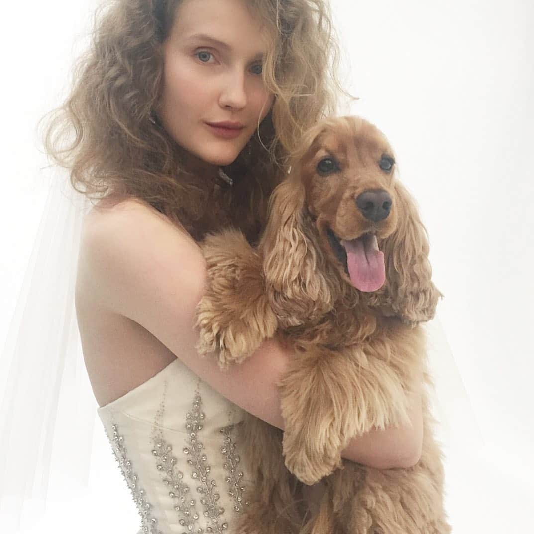 エル・マリアージュさんのインスタグラム写真 - (エル・マリアージュInstagram)「【最新号は6月22日発売！】 いよいよ今週の土曜に発売が迫った#エルマリアージュ vol.35。今号は、可愛いお客様🐕も登場。花嫁と一緒におめかをし、最新のウエディングスタイルを紹介しています💕 . 👗YUUKI YASUDA 💈TAKAYUKI SHIBATA(signo) 💄MASAYO TSUDA(mod's hair) 💃HELGA(stage) 🐕RIZ(animal pro) . #ellemariage #エルマリアージュ #最新号 #プレ花嫁 #花嫁支度 #おしゃれ婚 #ウエディングドレス #犬 #weddingdog #temperleylondon #ウエディングフォト #愛犬家 #世界中のプレ花嫁さんと繋がりたい #全国のプレ花嫁さんと繋がりたい」6月18日 18時35分 - ellemariage