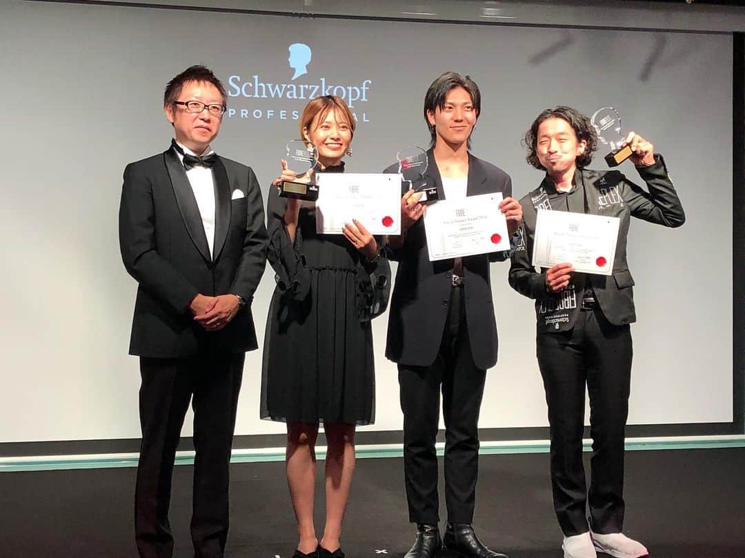 Schwarzkopf Professional Japanさんのインスタグラム写真 - (Schwarzkopf Professional JapanInstagram)「FIBREPLEX GALA PARTY2019 本日開催！ サロン様の日頃の取り組みに感謝の気持ちをこめて、5つのアワードをご用意し、授賞式をおこないました。 ﻿ 【Social Impact Award】 ﻿ ALBUM ﻿ SMILOOP ﻿ stair:case ﻿ ﻿ 【Best Coach Award】 ﻿ COME G HEAD ﻿ KORD ﻿ bianca kamakura ﻿ Ash ﻿ KAMIO ﻿ ﻿ 【Business Ambassador Award】 ﻿ F.PARADE ﻿ ZION GROUP ﻿ TJ天気予報 ﻿ ﻿ 【Best Creative Award】 ﻿ CHARLES DESSIN ﻿ SHACHU ﻿ LA King ﻿ ﻿ #ファイバープレックス #fibreplex #デニムカラー #マッシュルームブラウン #GALAPARTY #シュワルツコフ #シュワルツコフプロフェッショナル#schwarzkopfprofessional」6月18日 18時35分 - schwarzkopfjapan