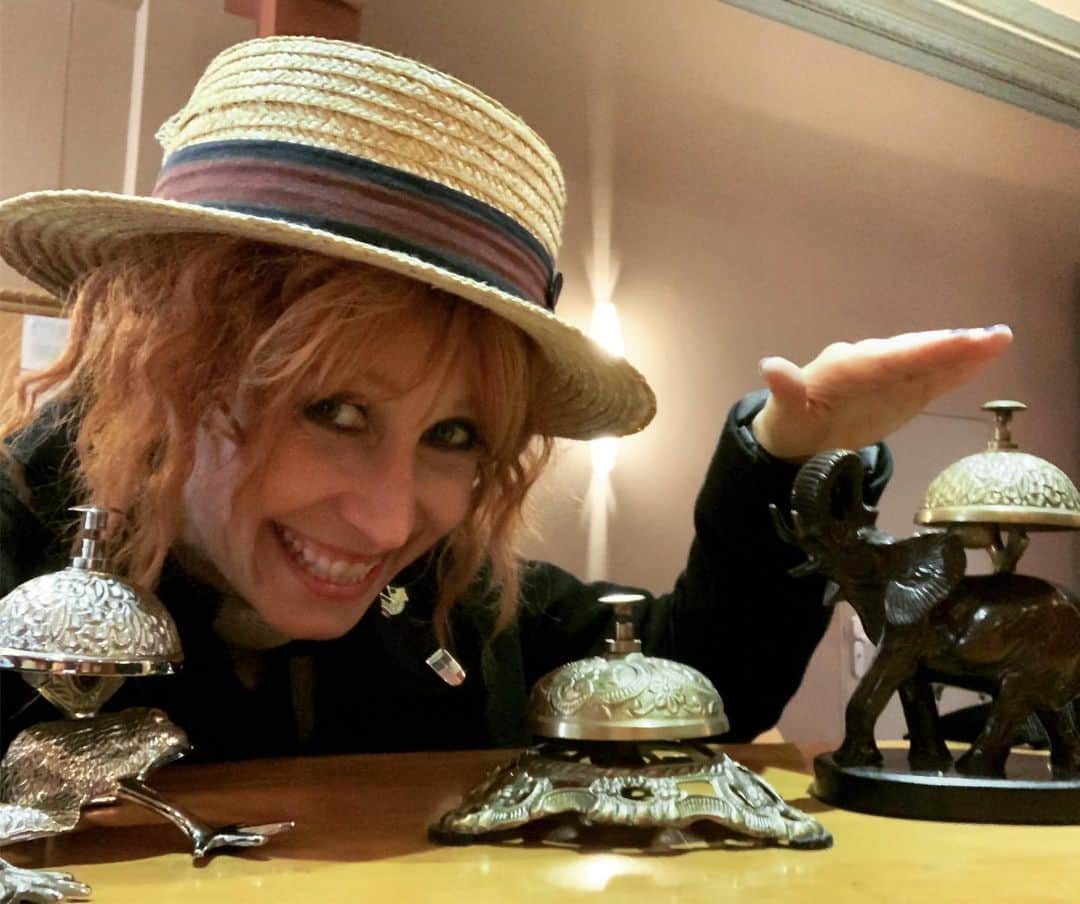 ボニー・モーガンのインスタグラム：「While checking in I almost got thrown out! @hotel_academie #inbrugge #shenanigans #stopthat #icouldnthelpmyself #herewithbellson #gettingintrouble #adventuresofbendybonnie #hotelacademiebrugge #bendybonnie」