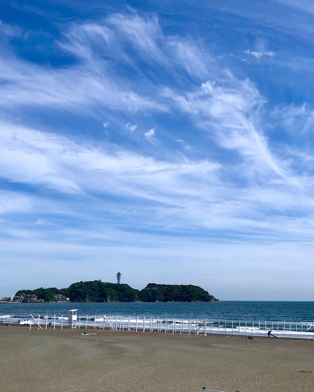 壱城あずささんのインスタグラム写真 - (壱城あずさInstagram)「.﻿﻿ ピースと江ノ島へ❤️﻿﻿ 姉の家の近所なのでよく行く大好きな場所✨﻿﻿ ここは日本にいながら外国にいるような…﻿ でも富士山が見える独特の素敵な世界が広がってる。﻿﻿ ペット可のオシャレなカフェもたくさんあってピースも喜んでる❤️﻿﻿ ﻿﻿ #江ノ島﻿﻿ #海大好き﻿﻿ #レイバン﻿﻿ #ペット可﻿﻿ #カフェ﻿﻿ #ピース﻿﻿ #ポメラニアン﻿﻿ #壱城あずさ﻿﻿ #しーらん」6月18日 18時37分 - shiiran1012