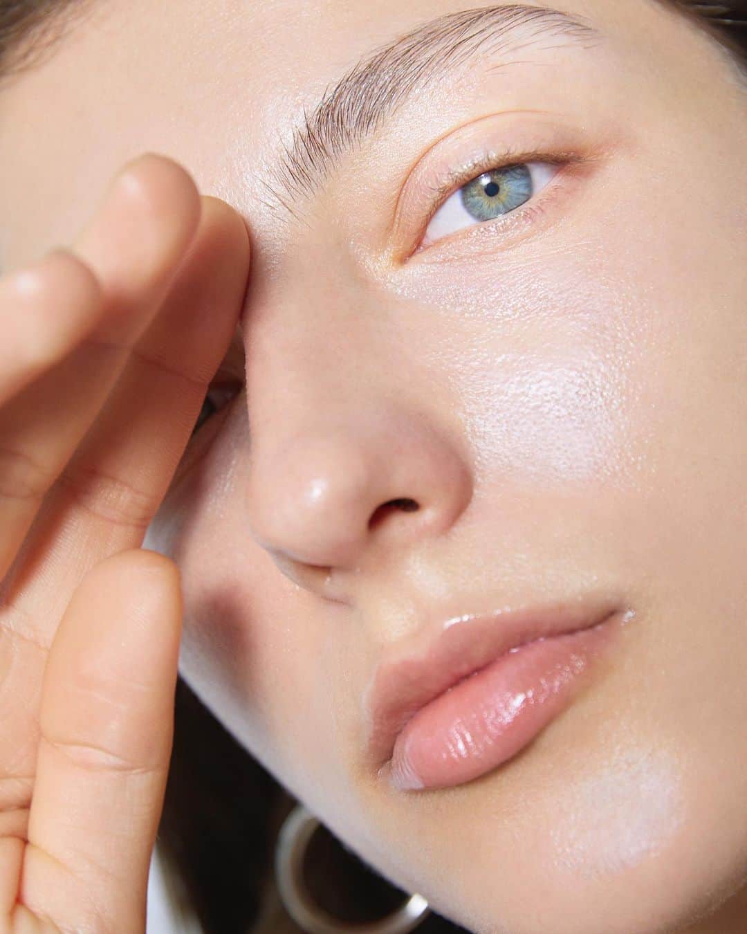 佐川理佳のインスタグラム：「glossy skin✨✨✨ photo  by @satoshikuronuma  ツヤ肌に仕上げたいとき、 まずは土台となるスキンケアがとても大事。 スチーマー →クレイマスク →ローションパック →美容液 →クリームにオイルを数滴混ぜて顔〜首〜デコルテまでマッサージ。 朝そんな時間ないよという人は、夜のスキンケアをがんばって！とにかく水分補給が大切です。  ベースメイクはツヤの出る下地を塗ったら、ファンデーションやコンシーラーもツヤタイプをできるだけ少量に。 パウダーは小鼻とおでこの中央にサラッと。マットになりすぎるものや、重すぎるものではなく、繊細なパールが入ってるものがおすすめです。粒子の大きいラメのタイプだと、時間が経ったときに毛穴が目立ちやすくなるので気をつけて。 ツヤを足したいときは、クリームやスティックタイプのハイライトを鼻筋、目の下、上唇の中央の上の部分、顎先、鎖骨に少しずつ。」
