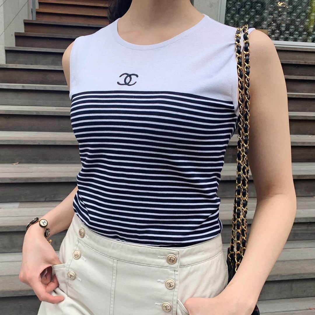 Vintage Brand Boutique AMOREさんのインスタグラム写真 - (Vintage Brand Boutique AMOREInstagram)「Vintage Chanel sleeveless striped cotton top from 1995. Available sizes: 40, 42. .▶︎Free Shipping Worldwide✈️ ≫≫≫ DM for more information 📩 info@amorevintagetokyo.com #AMOREvintage #AMORETOKYO #tokyo #Omotesando #Aoyama #harajuku #vintage #vintageshop #ヴィンテージ #ヴィンテージショップ #アモーレ #アモーレトーキョー #表参道 #青山 #原宿#東京 #chanel #chanelvintage #vintagechanel #ヴィンテージ #シャネル #ヴィンテージシャネル #amorewardrobe #アモーレワードローブ」6月18日 18時48分 - amore_tokyo