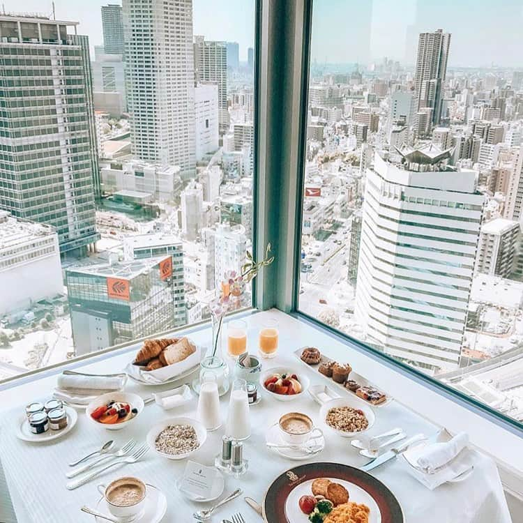 The Ritz-Carlton, Osakaさんのインスタグラム写真 - (The Ritz-Carlton, OsakaInstagram)「ゆったりとした朝食の時間は、旅の楽しみのひとつ。優雅な朝をお部屋で過ごしませんか？ . . Start the day with a beautiful breakfast and a sky view on your luxury get-away in Osaka. 📸 @diana_skitova . . . . . . . . . #RCMemories #theritzcarltonosaka #osaka #japan #hotels #luxury  #japan_vacations #hotelroom #hotellife #beautifulhotels #travelandleisure #besthotels #luxurytrip  #luxuryhotel #beautifulhotels #大阪 #ザリッツカールトン大阪 #リッツカールトン大阪 #breakfast #inroomdining #大阪朝食 #ホテル朝食 #ルームサービスで朝食 #ルームサービス #景色綺麗 #breakfastinbed #大阪ホテル #記念日旅行 #朝食メニュー #関西旅行 #ステイケーション」6月18日 18時43分 - ritzcarlton.osaka