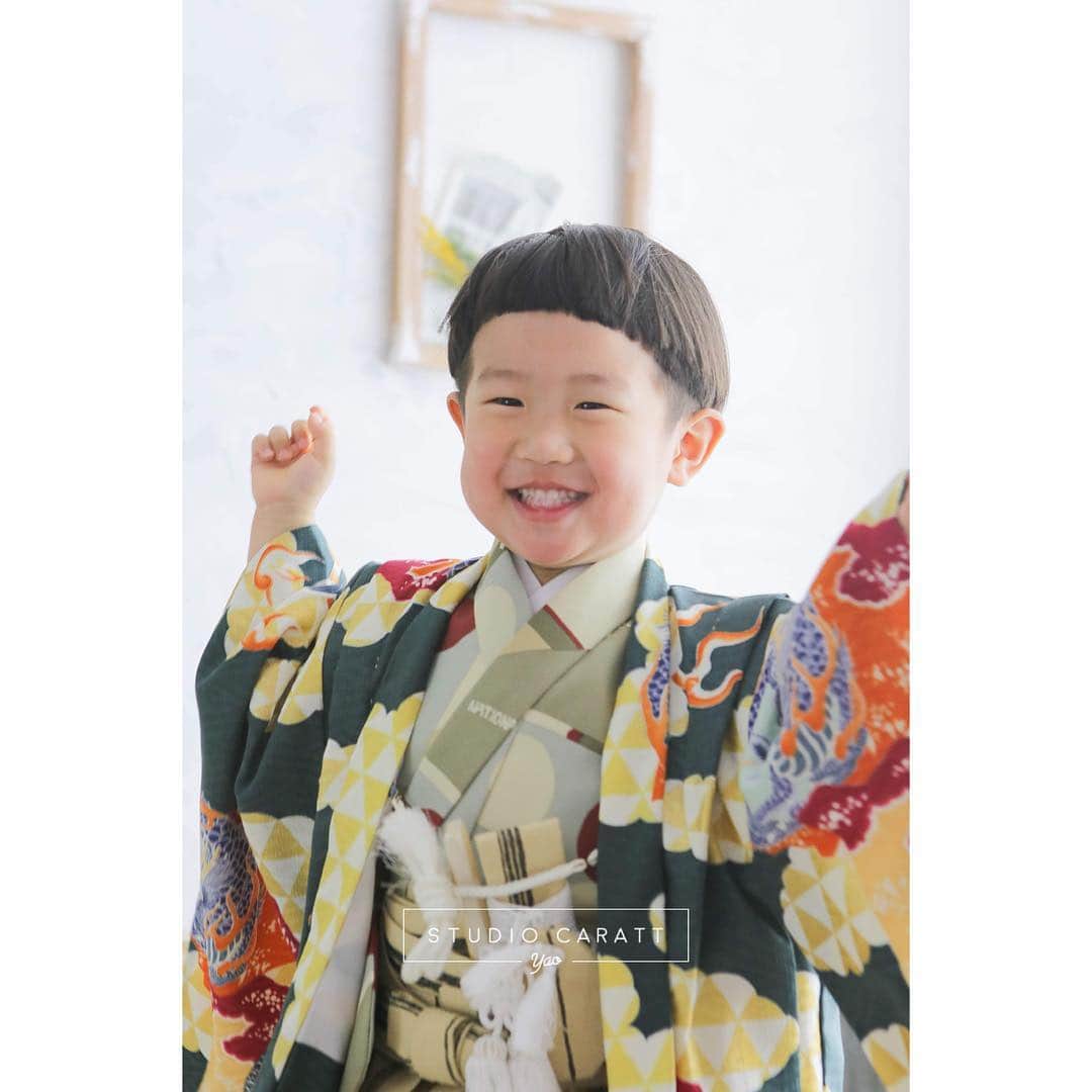 のインスタグラム：「. . ばっちり笑顔☺︎⭐️ . . . #studiocaratt #caratt #photostudio #photo #大阪 #八尾#アリオ八尾 #camera #キャラット #スタジオキャラット #写真館 #フォトスタジオ  #スタジオリニューアル #リニューアル #誕生日 #和装 #753 #七五三撮影 #七五三 #七五三前撮り #kidsphoto #boy #baby #babyphoto #babystyle #instagood #ig_kidsphoto #instalike #kids_japan_ootd」