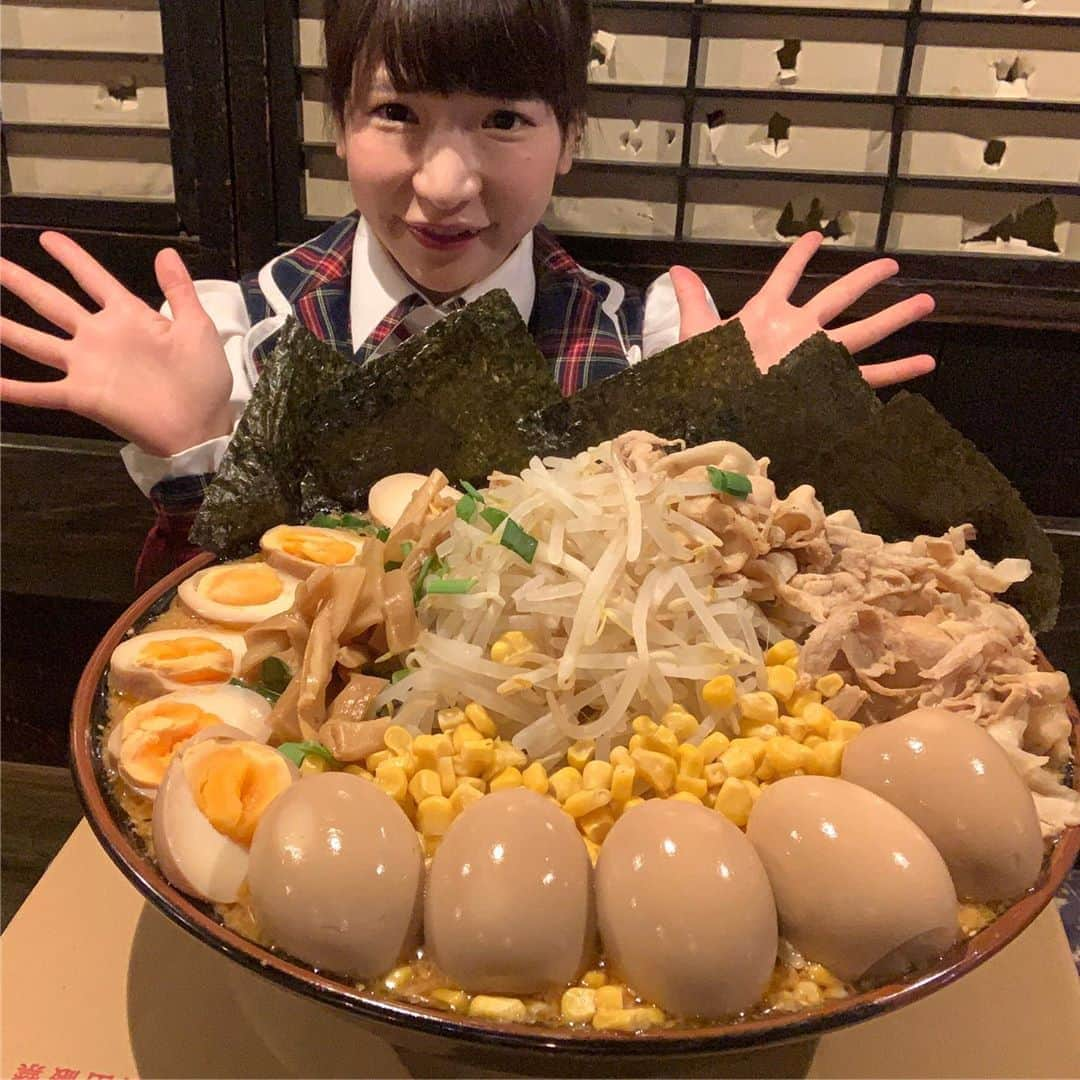 もえのあずきさんのインスタグラム写真 - (もえのあずきInstagram)「１５分以内に完食したら無料になるデカ盛りラーメンのチャレンジ🍜動画みてね☺️💕✨ #らーめん味噌まる#味噌まる#ラーメン#デカ盛り#デカ盛りラーメン#大食い#大食いチャレンジ#チャレンジメニュー#完食無料#みそラーメン」6月18日 18時47分 - moeazukitty